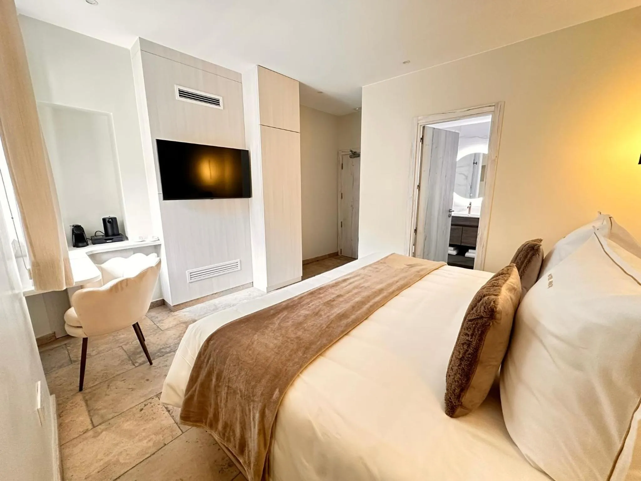 TV and multimedia, Bed in AlliOli Boutique Hotel Spa