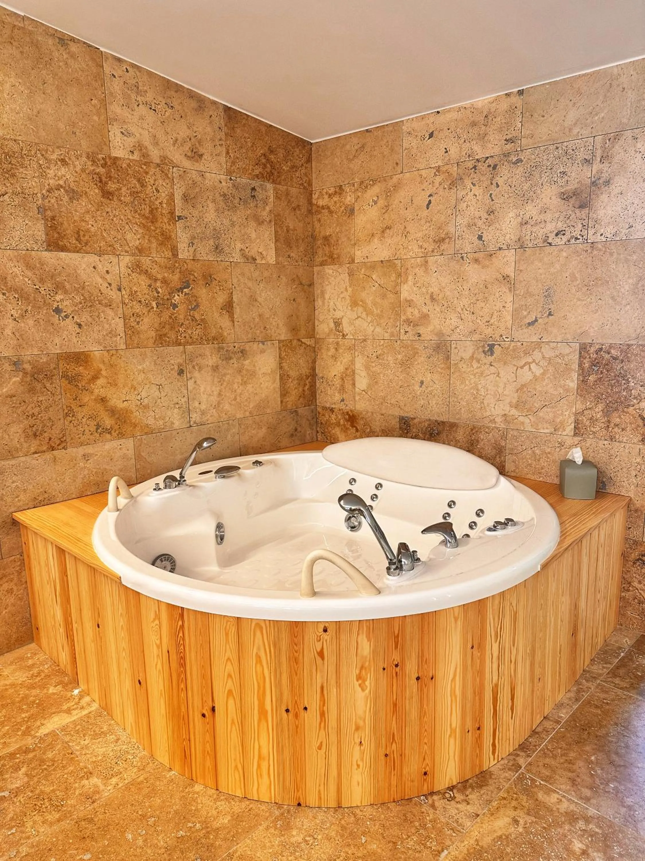 Hot Tub in AlliOli Boutique Hotel Spa
