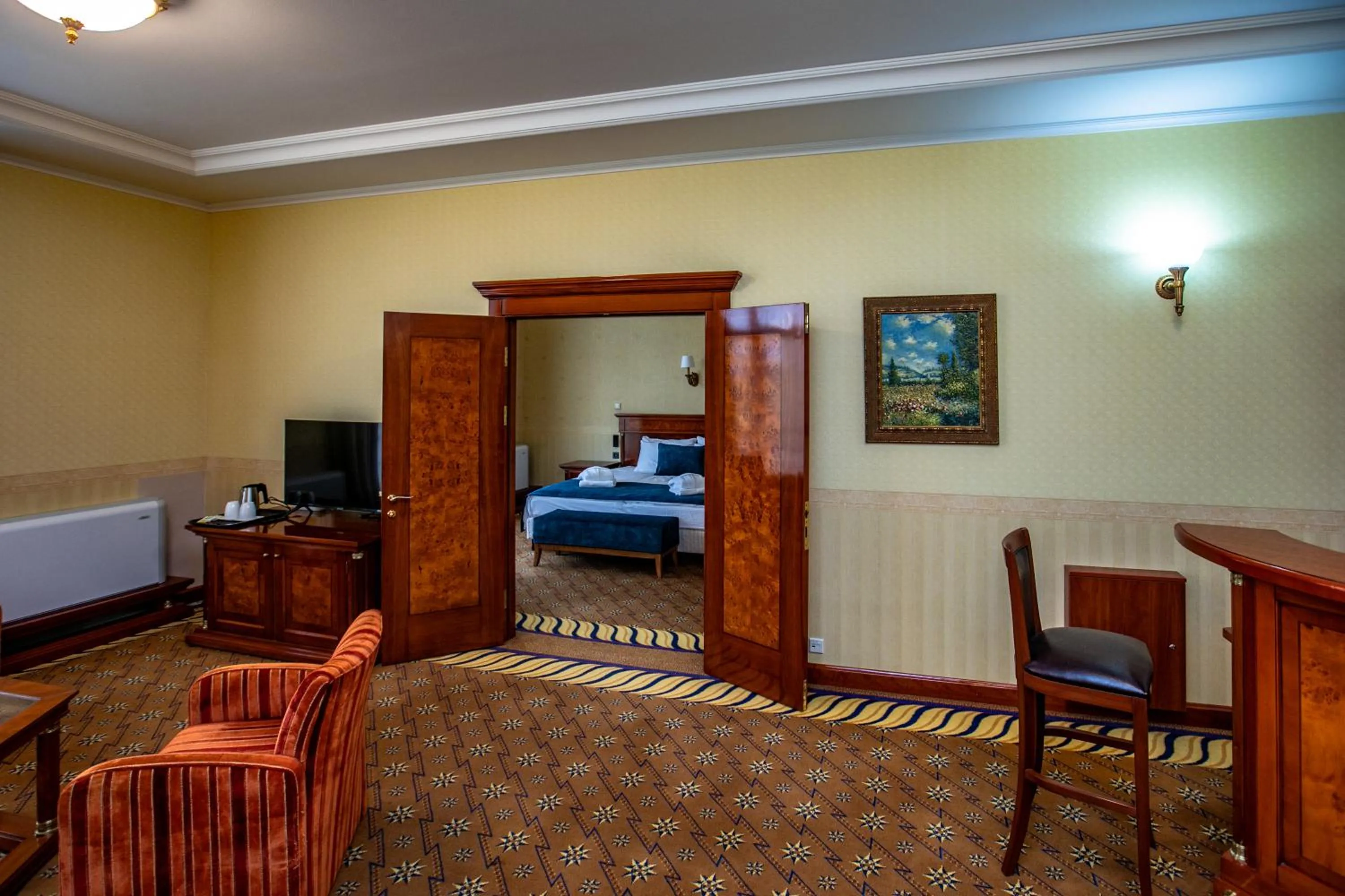 Communal lounge/ TV room, Bed in Hotel Golden Palace