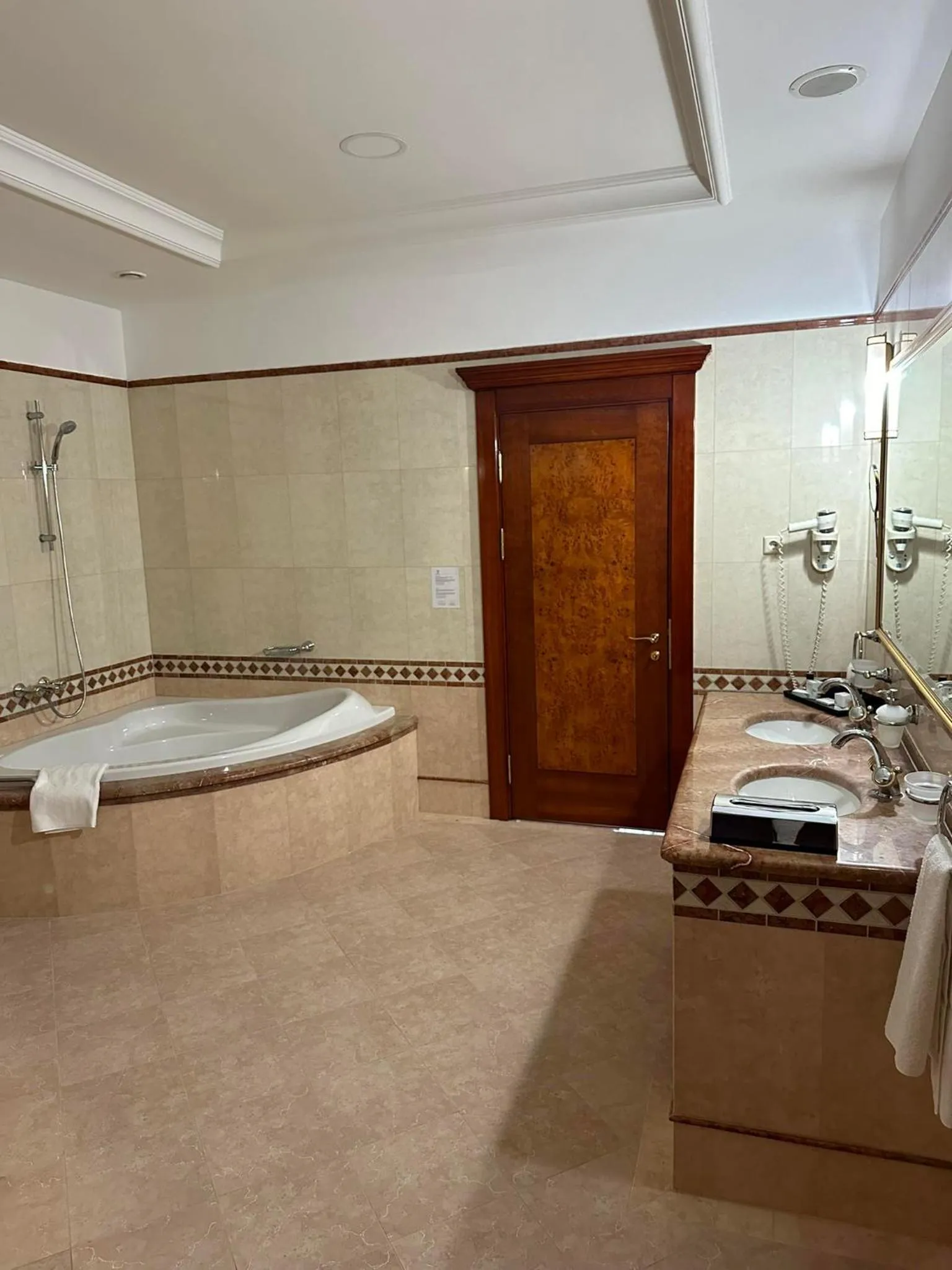 Bathroom, Bed in Hotel Golden Palace