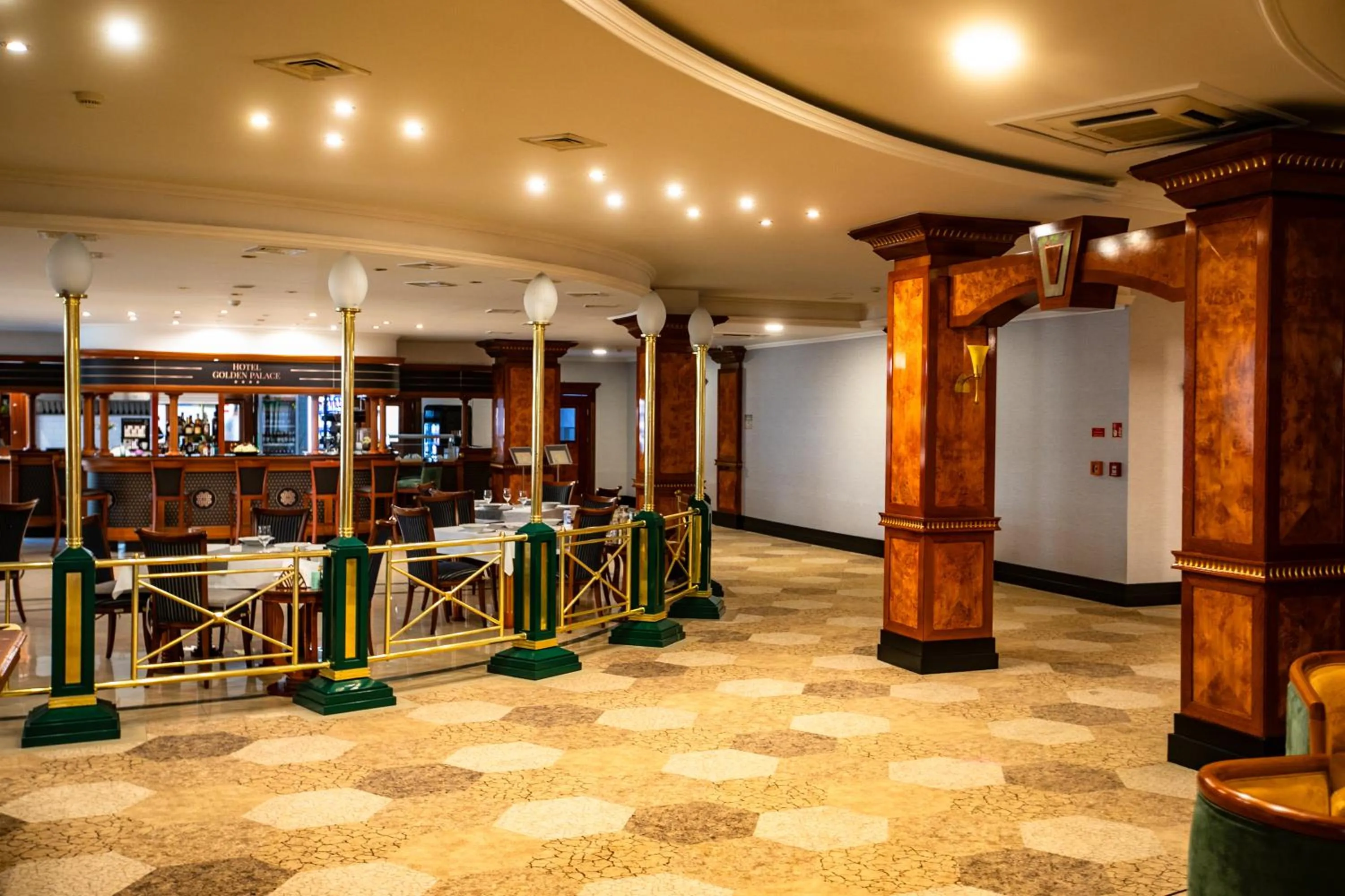 Restaurant/places to eat in Hotel Golden Palace