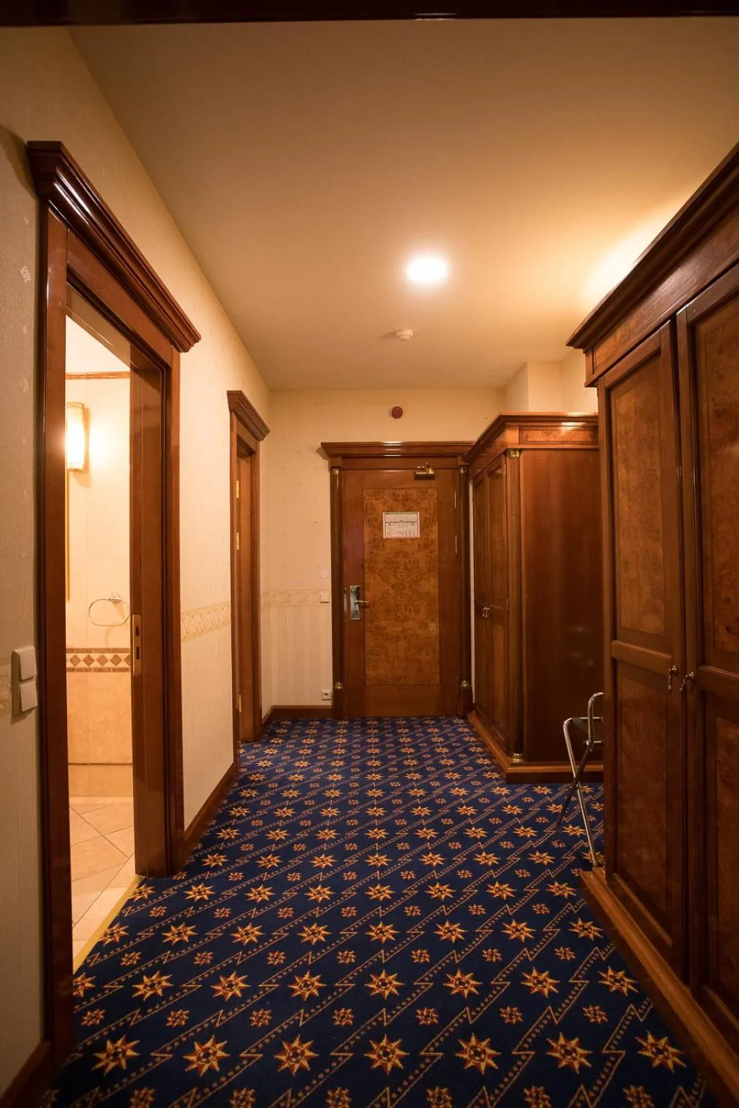 wardrobe in Hotel Golden Palace