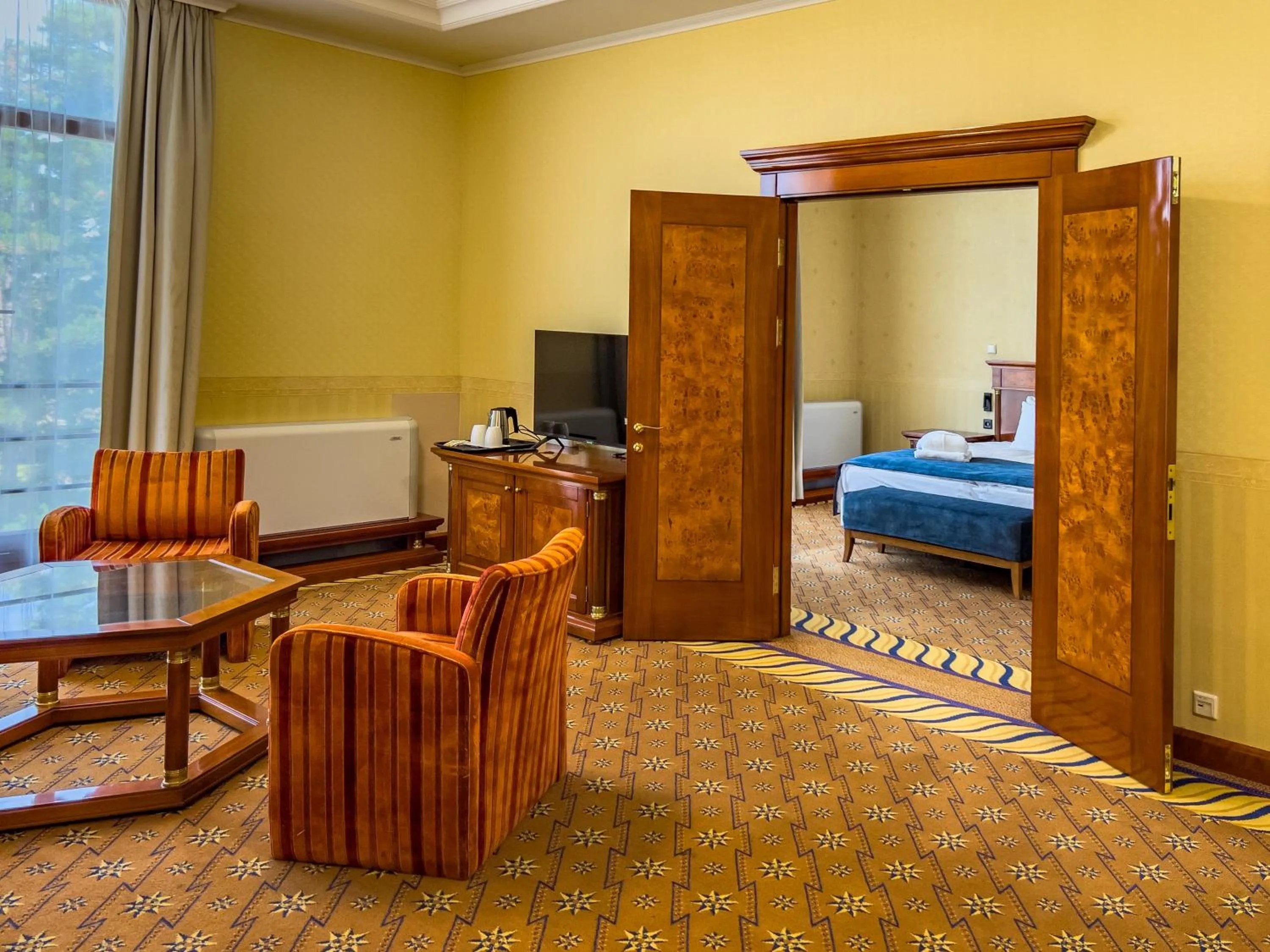 Communal lounge/ TV room, Bed in Hotel Golden Palace