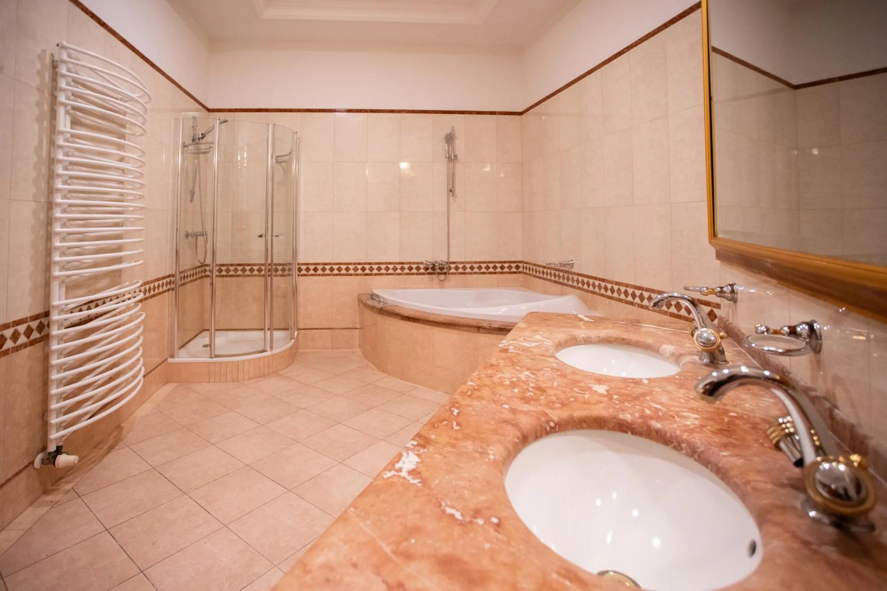 Shower in Hotel Golden Palace