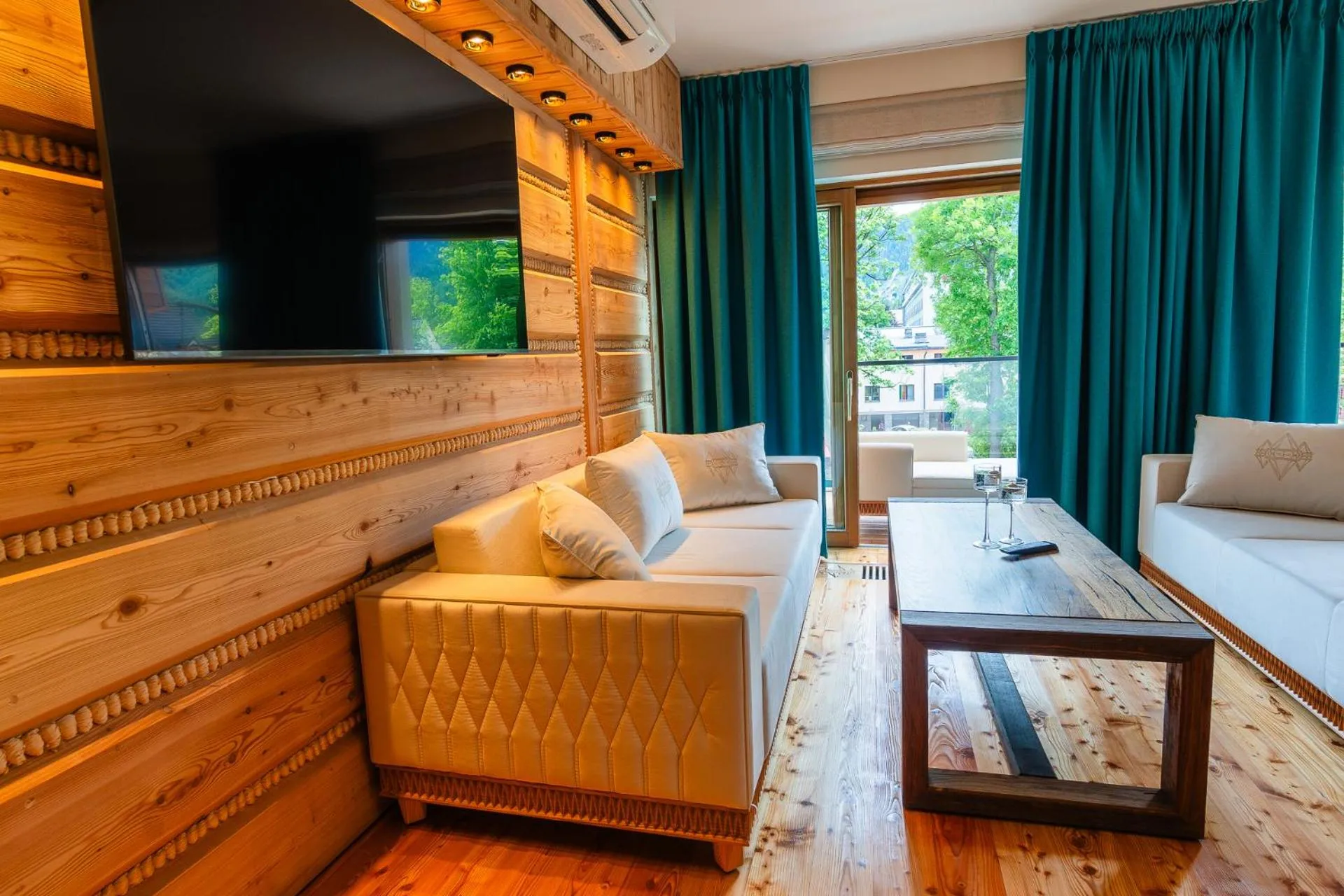 Communal lounge/ TV room in Mountain Diamond Resort