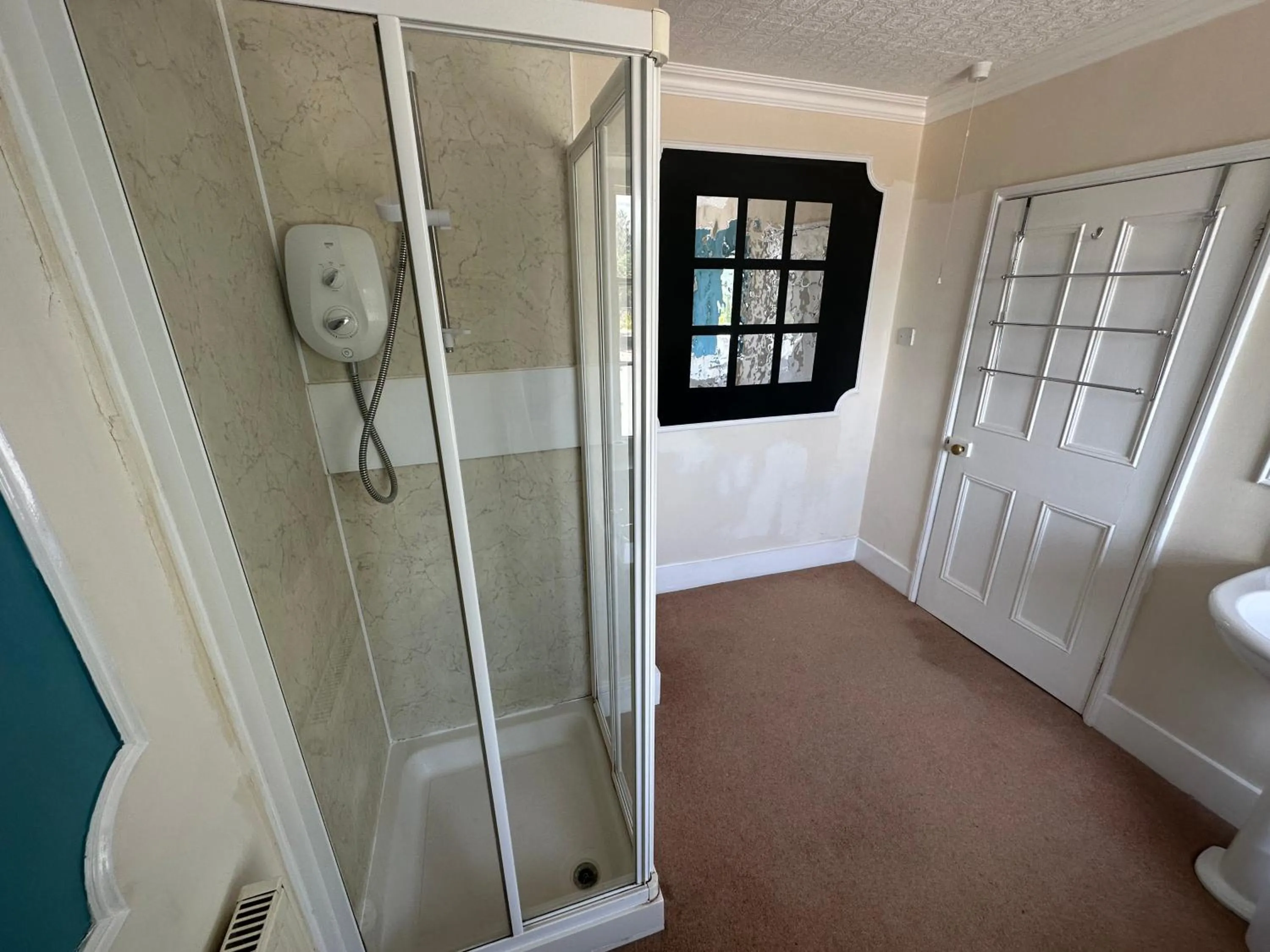 Shower in The Penruddocke Arms