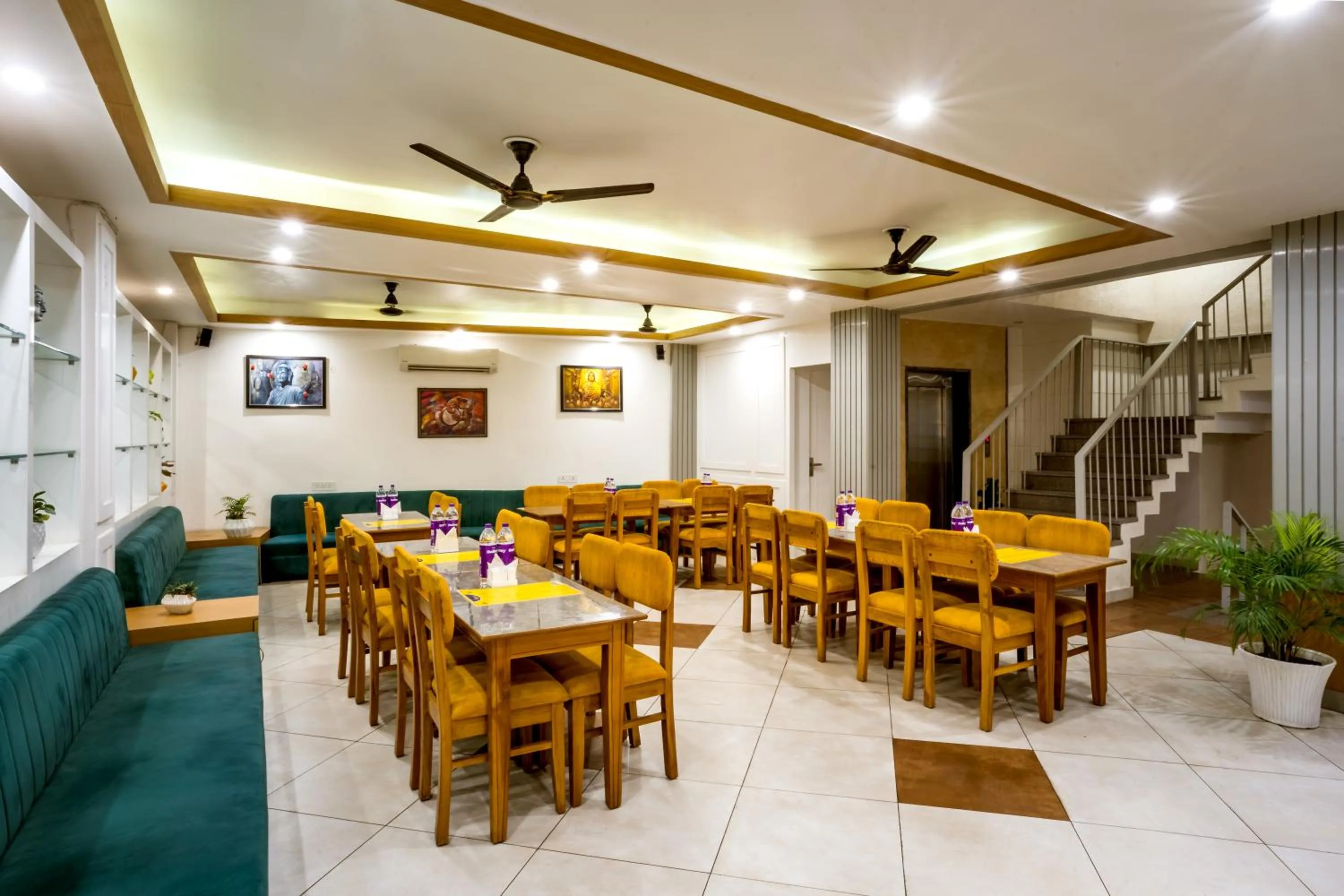 Restaurant/places to eat in Tripli Hotels Ayushman Retreat