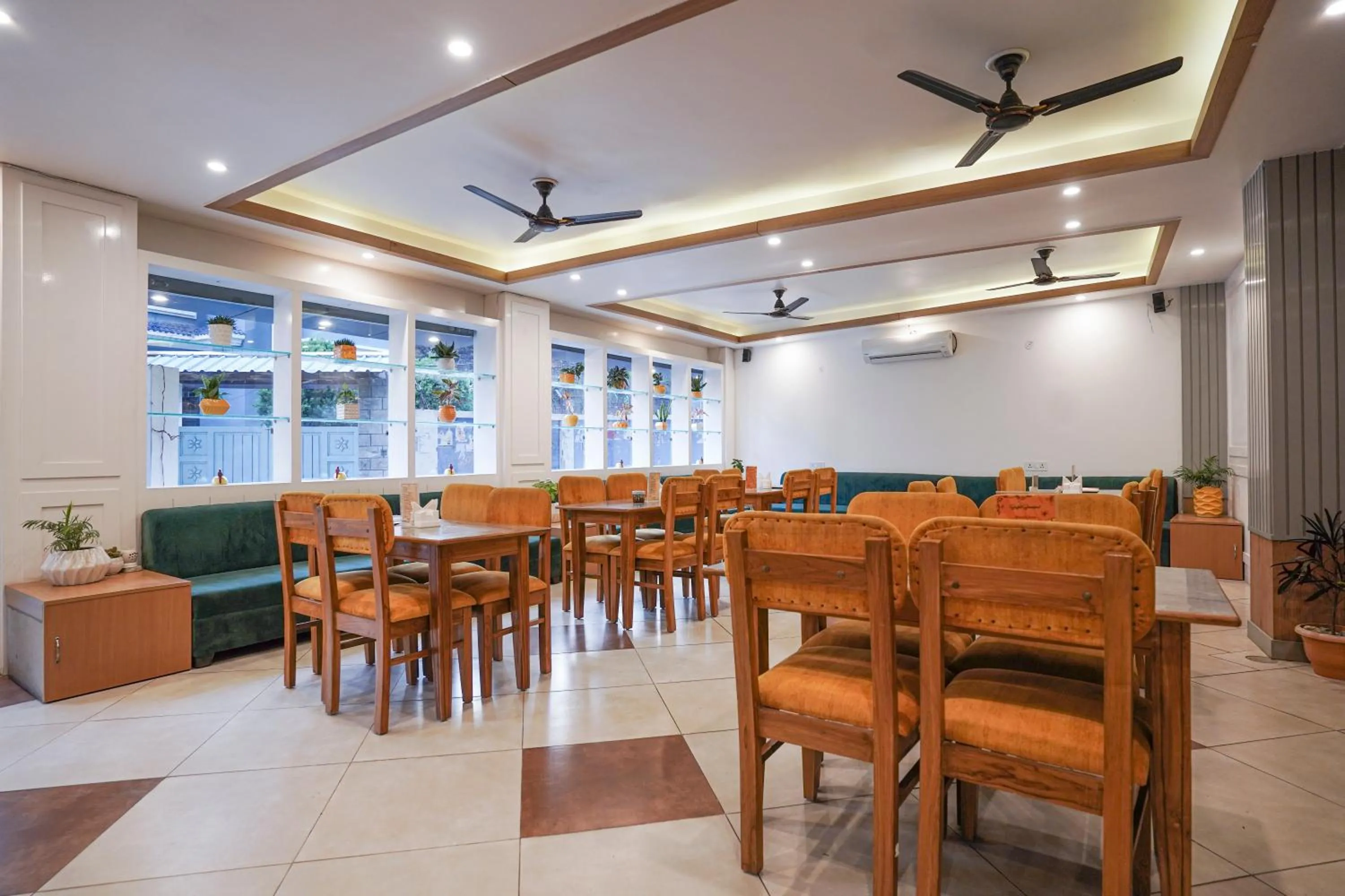Restaurant/places to eat in Tripli Hotels Ayushman Retreat