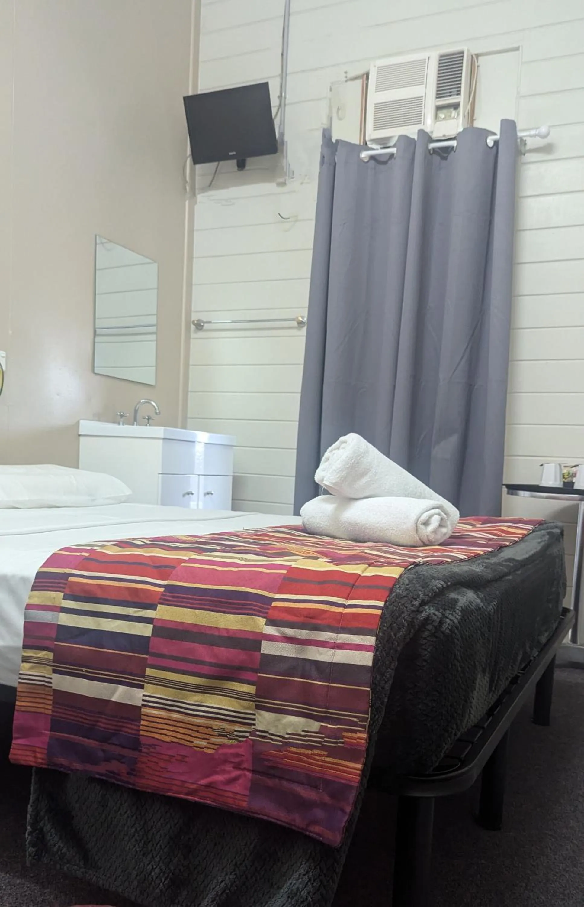 Bed in GRAND CENTRAL HOTEL PROSERPINE