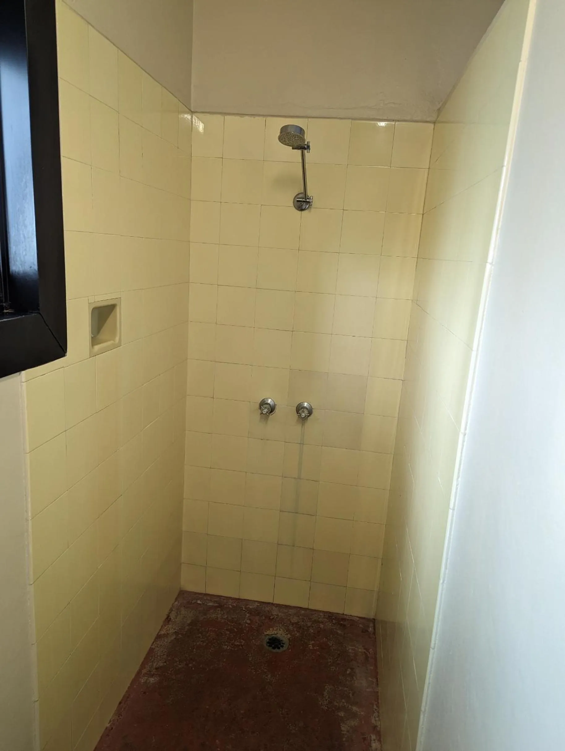 Shower in GRAND CENTRAL HOTEL PROSERPINE