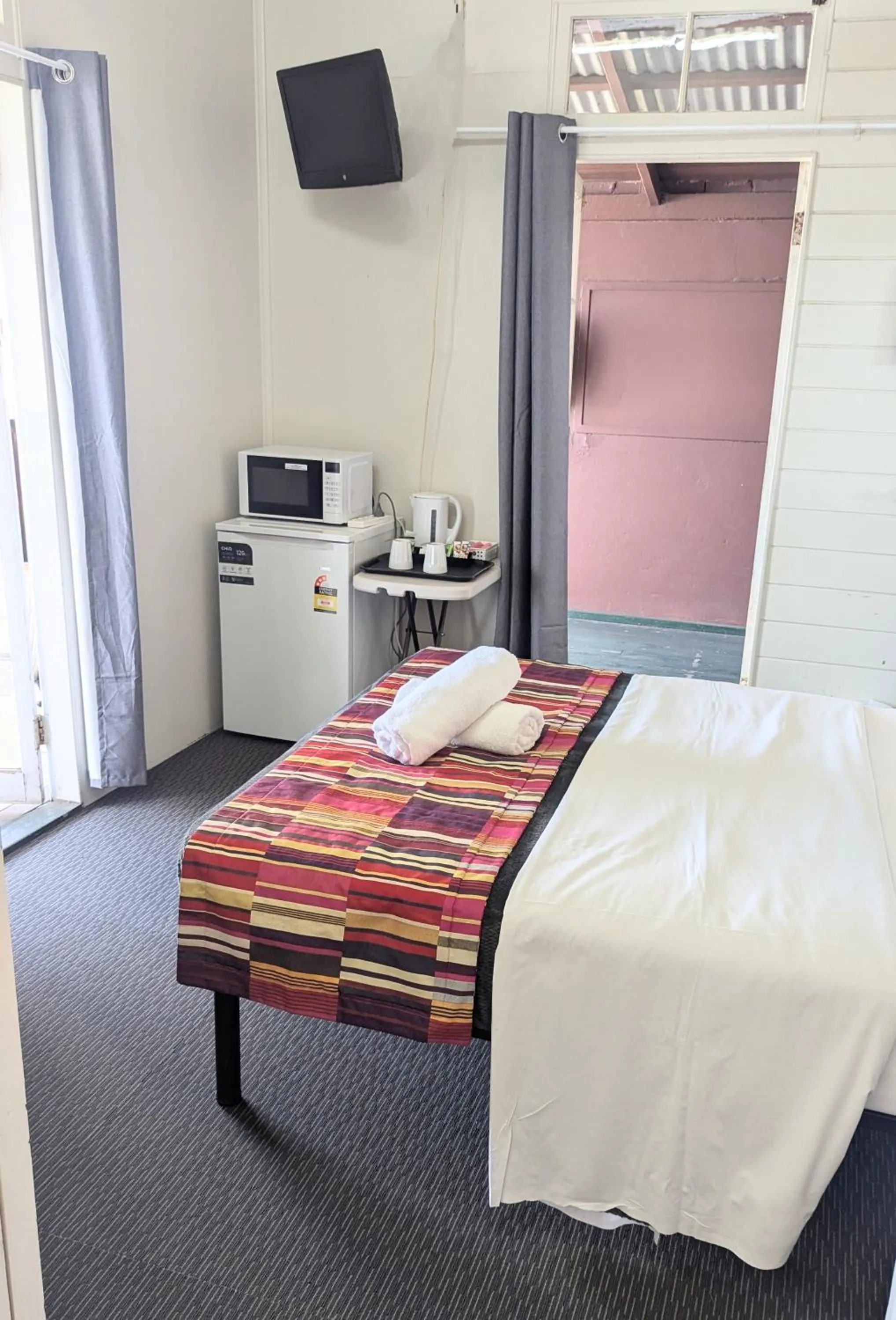 Bed in GRAND CENTRAL HOTEL PROSERPINE