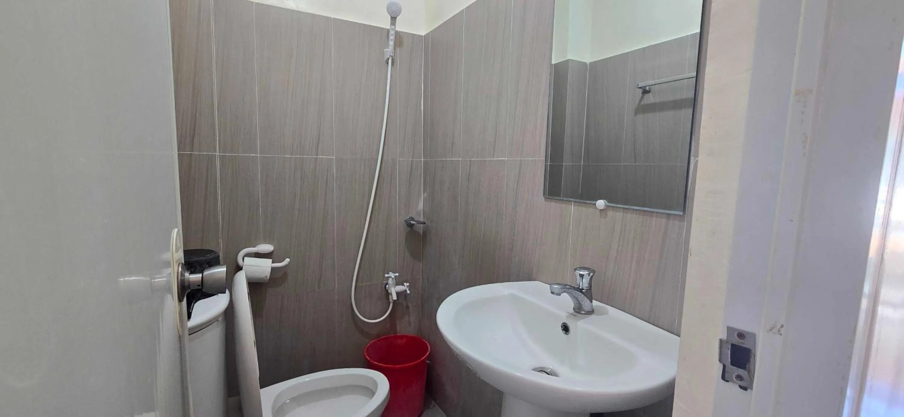 Bathroom in OYO 1121 JUNLYN APARTELLE