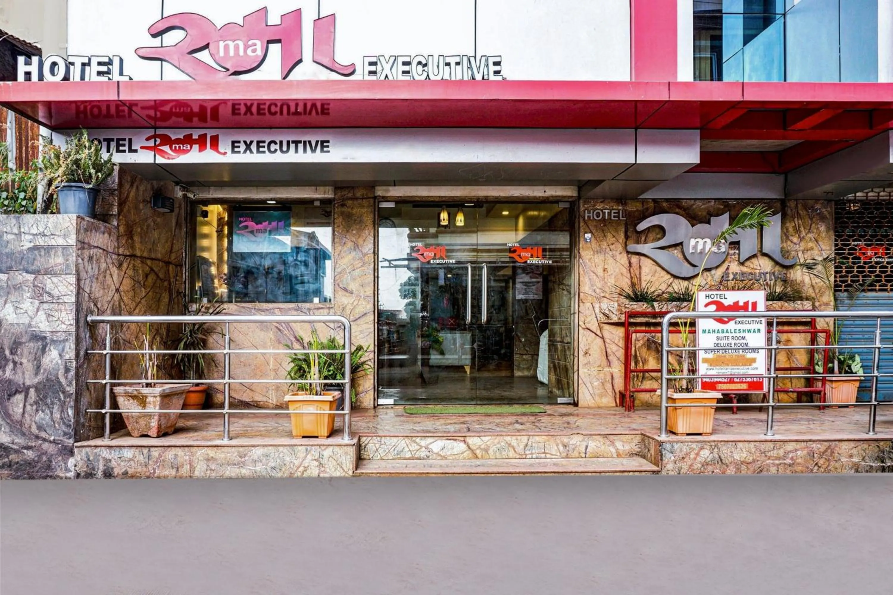 Facade/entrance in Collection O Rama Executive