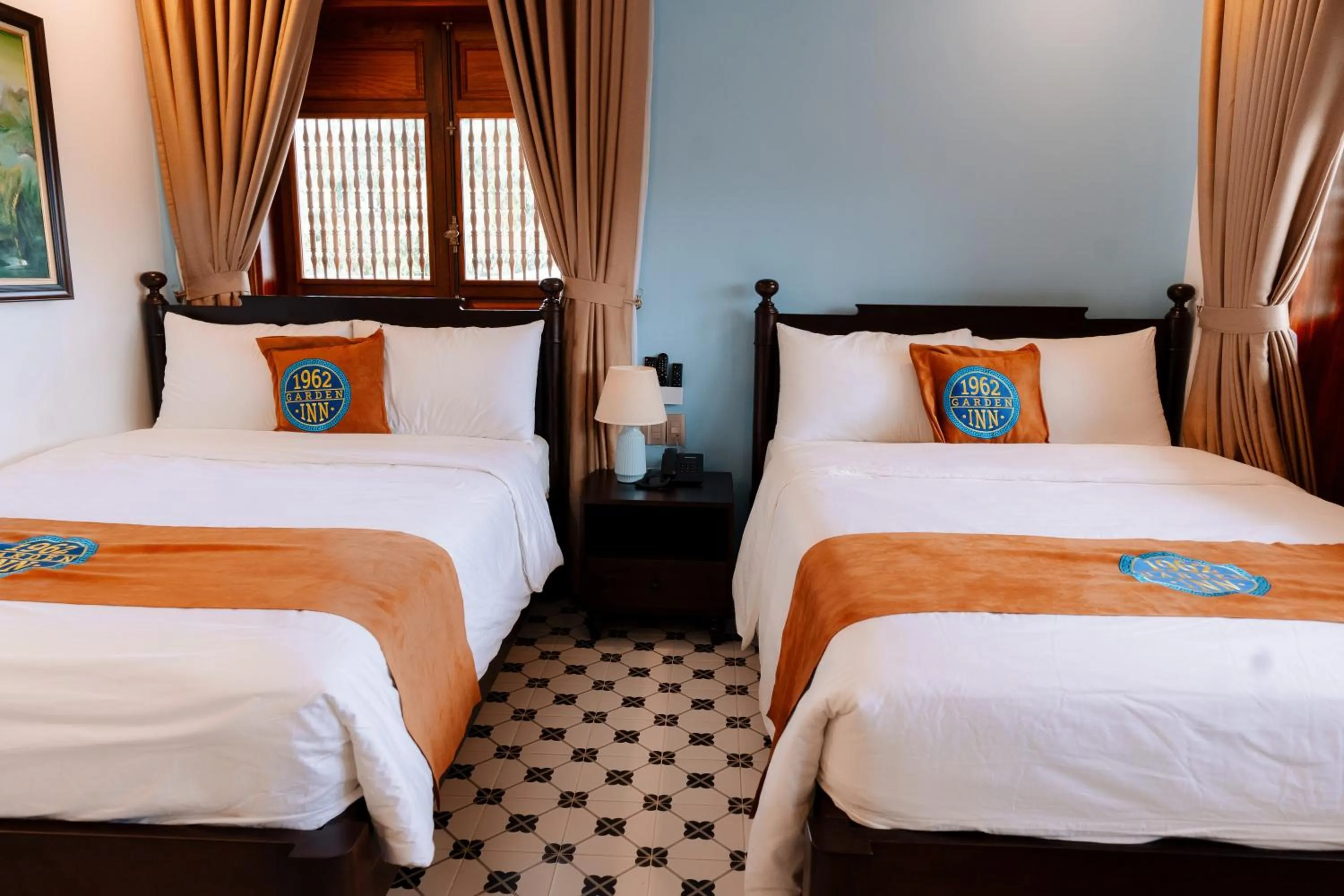 Bed in 75 Garden INN