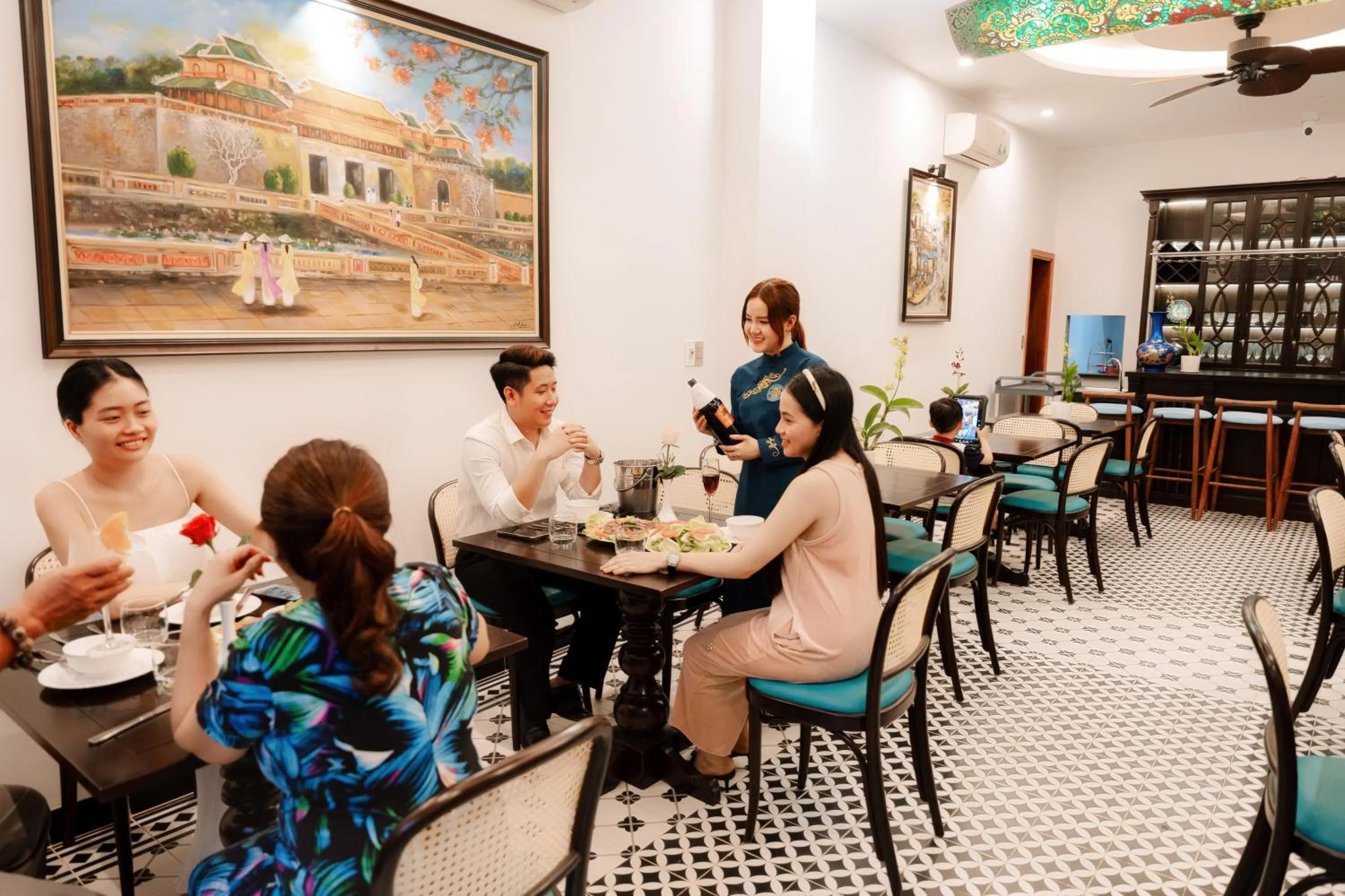 Restaurant/places to eat in 75 Garden INN