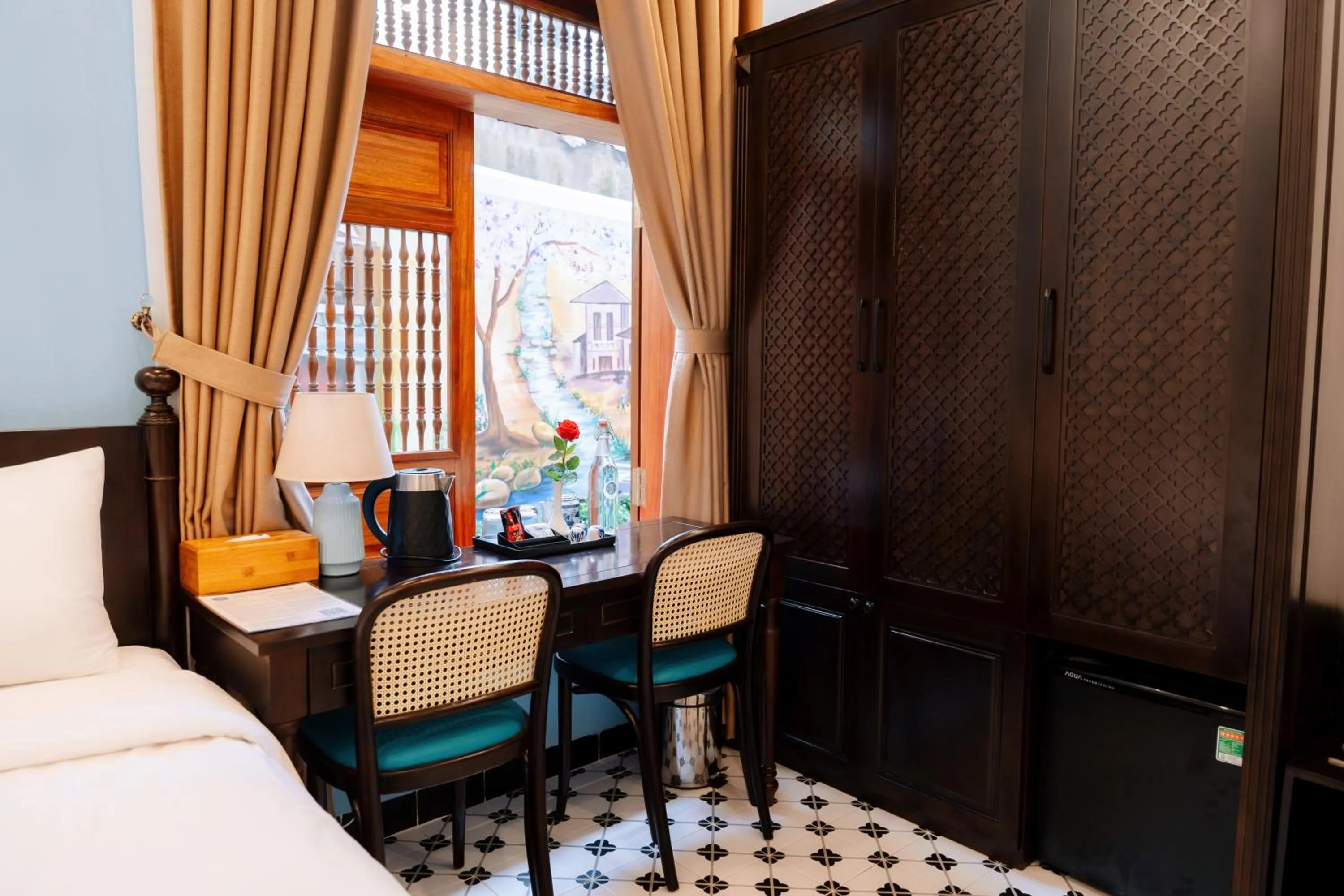 Seating area, Bed in 75 Garden INN