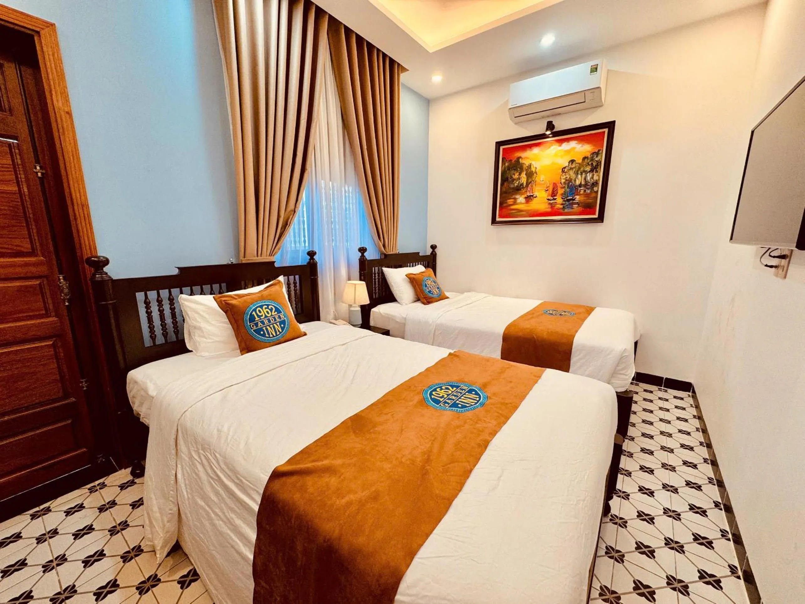 Photo of the whole room, Bed in 75 Garden INN