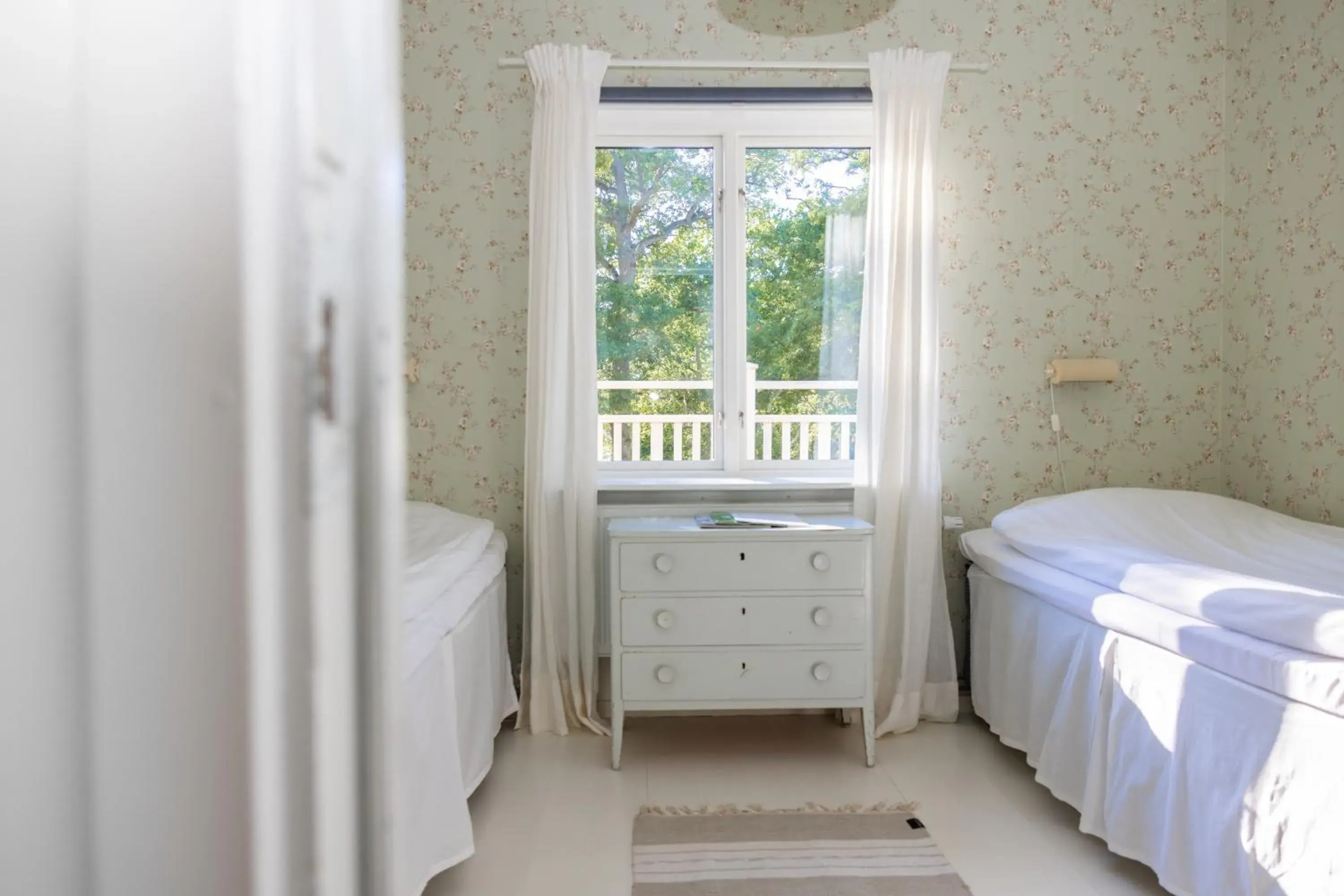 Twin Room with Shared Bathroom and Sea View in Mormors Pensionat Strandhagen Twin Room with Shared Bathroom and Sea View in Mormors Pensionat Strandhagen