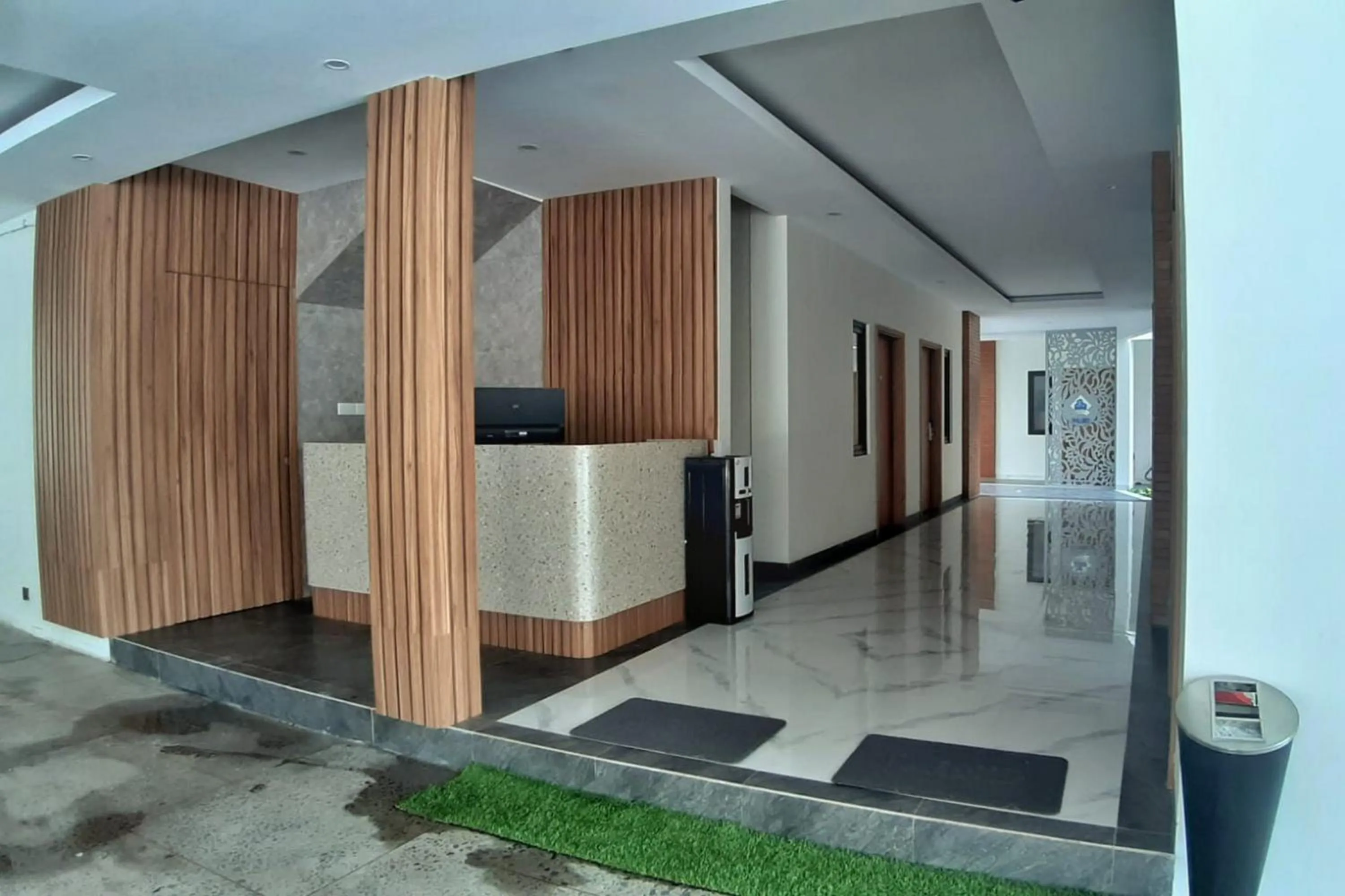 Lobby or reception in Urbanview Hotel Nardis Living near UMY