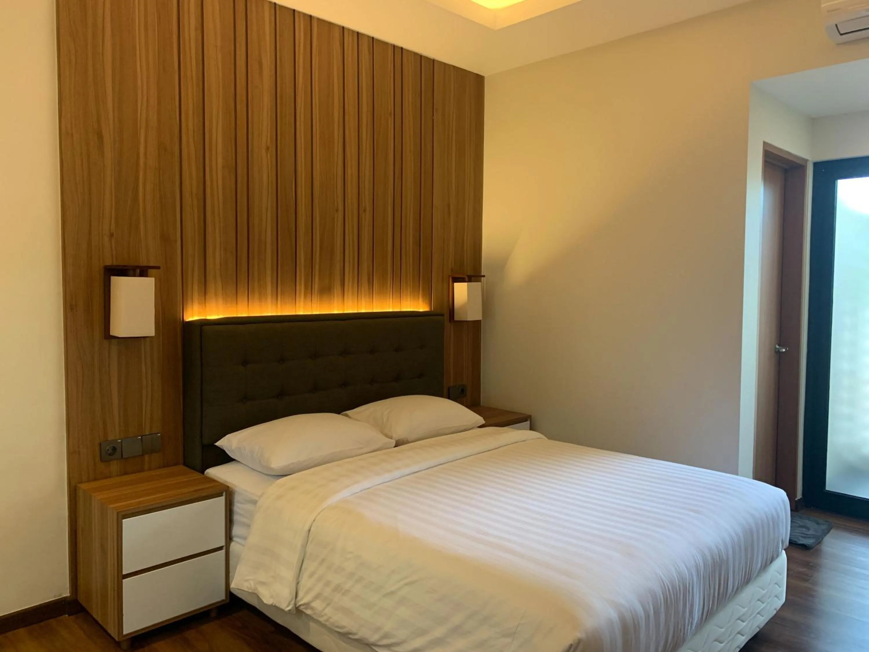 Bed in Urbanview Hotel Nardis Living near UMY