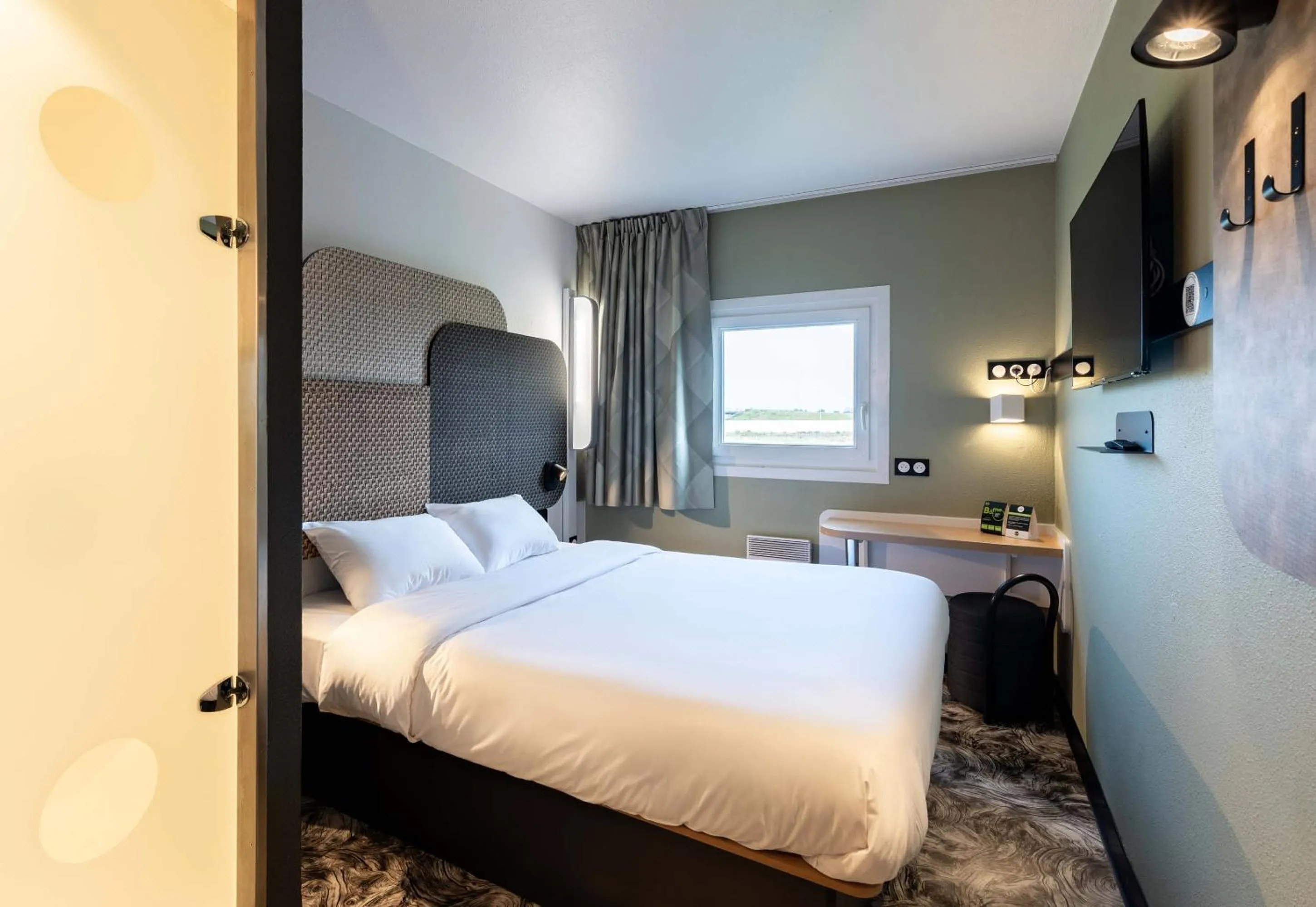 Bedroom, Bed in B&B HOTEL Calais Terminal Cité Europe 2 étoiles