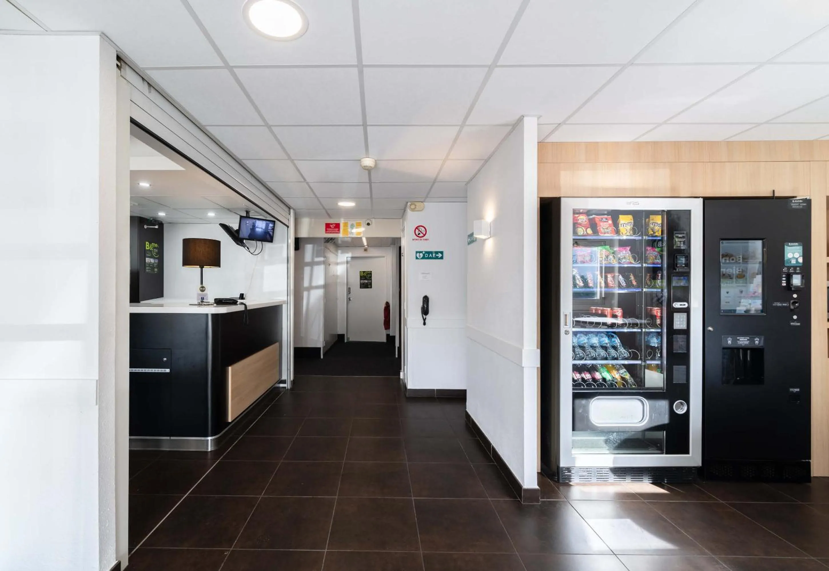 Lobby or reception in B&B HOTEL Calais Terminal Cité Europe 2 étoiles