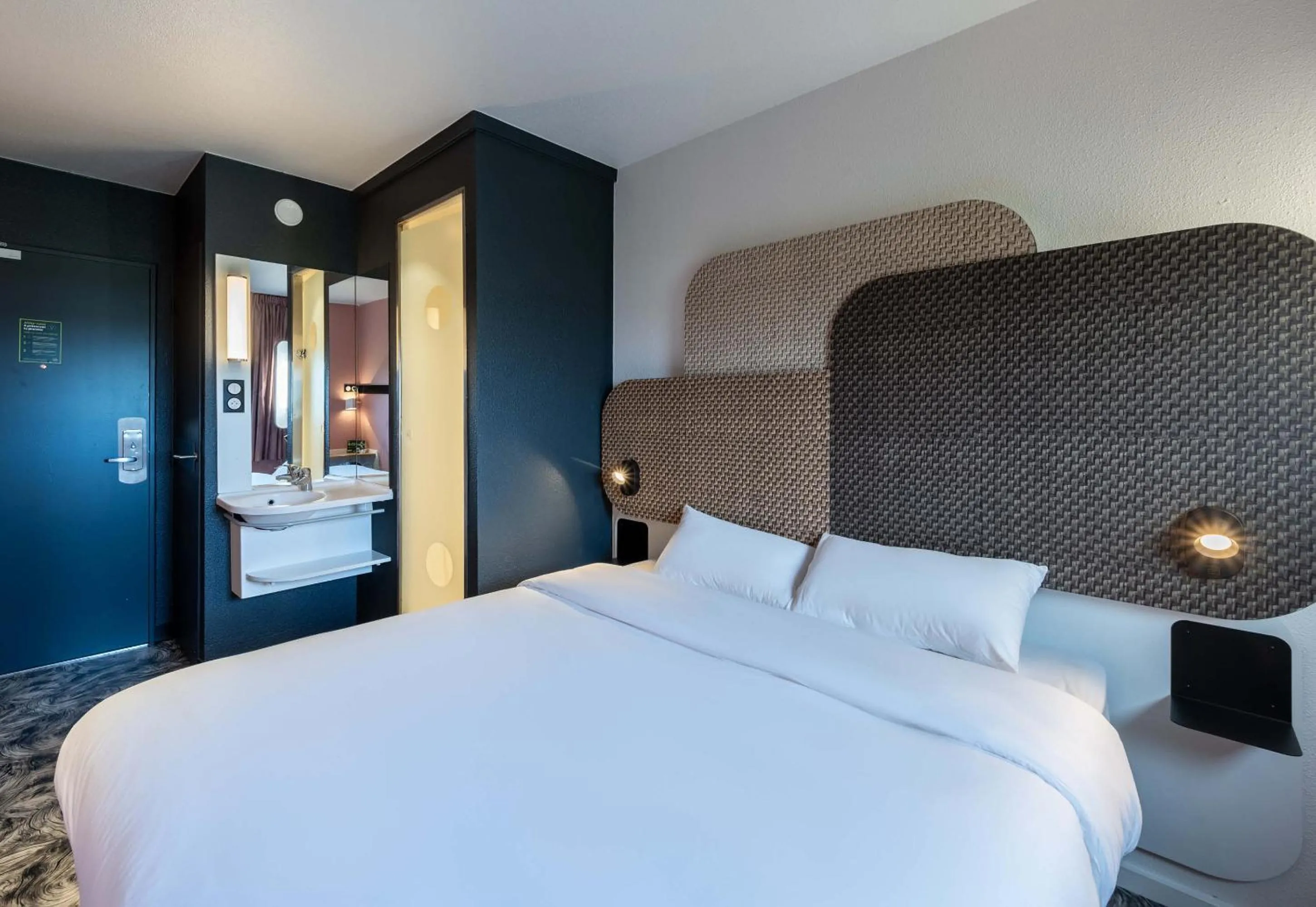 Bedroom, Bed in B&B HOTEL Calais Terminal Cité Europe 2 étoiles