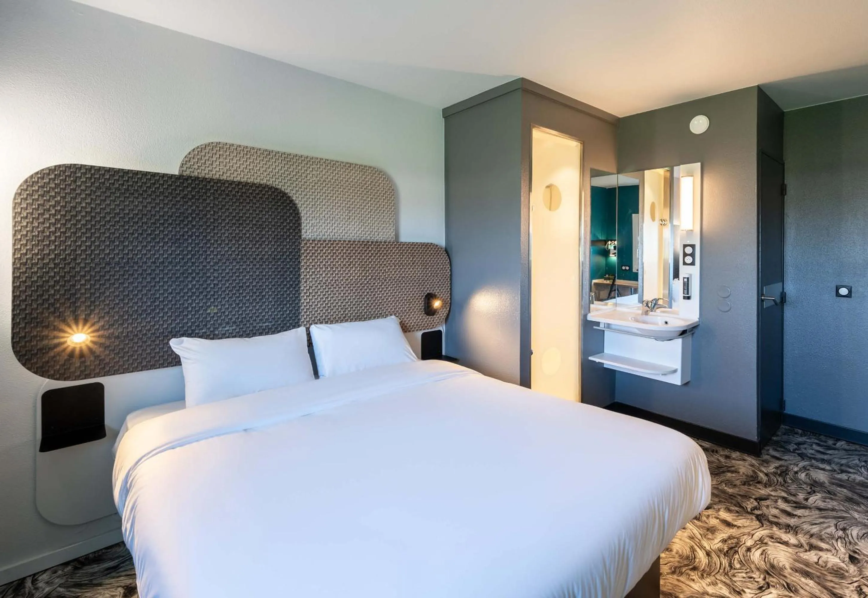 Bedroom, Bed in B&B HOTEL Calais Terminal Cité Europe 2 étoiles