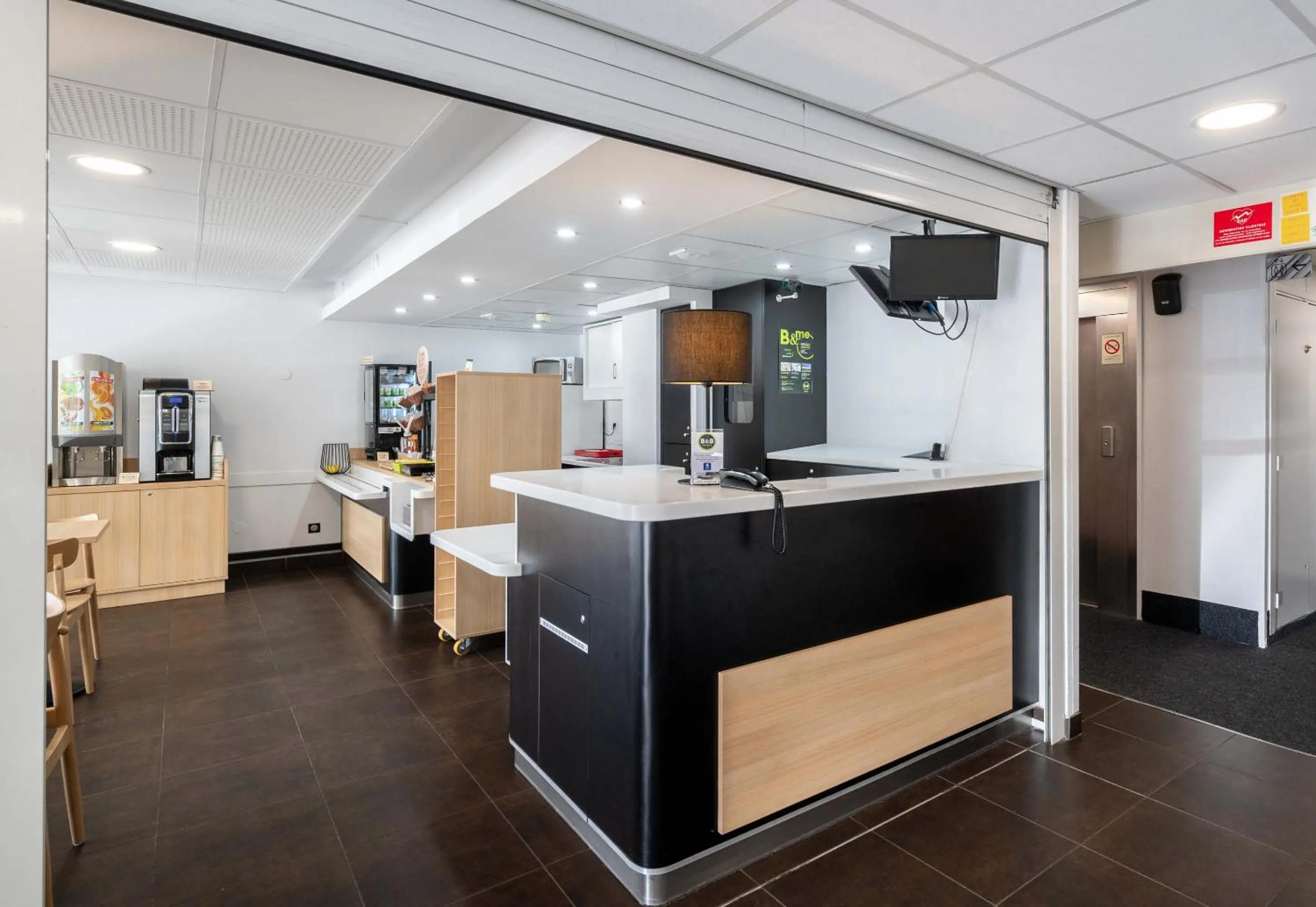 Lobby or reception in B&B HOTEL Calais Terminal Cité Europe 2 étoiles