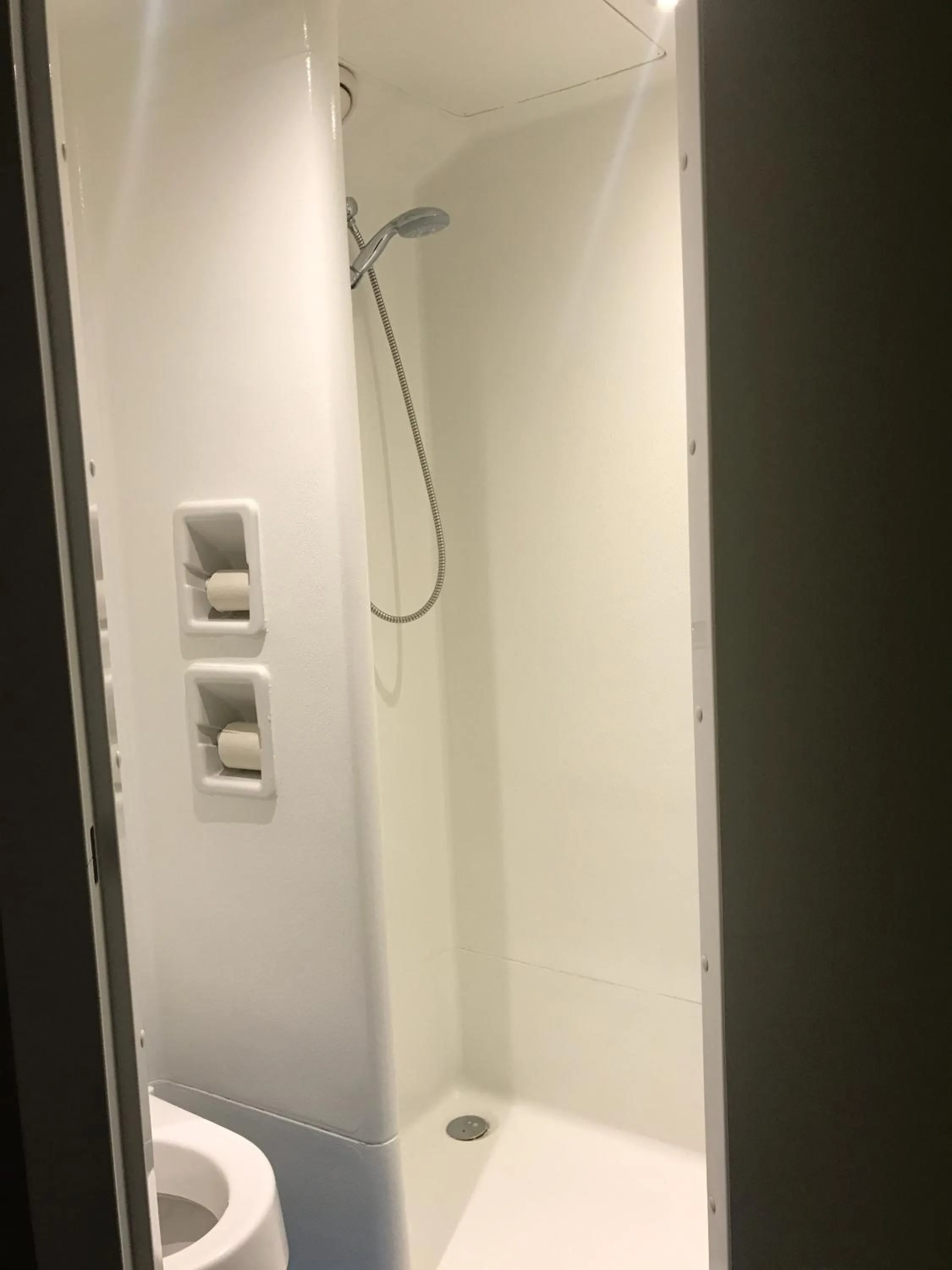 Shower in ibis budget L'Isle Adam