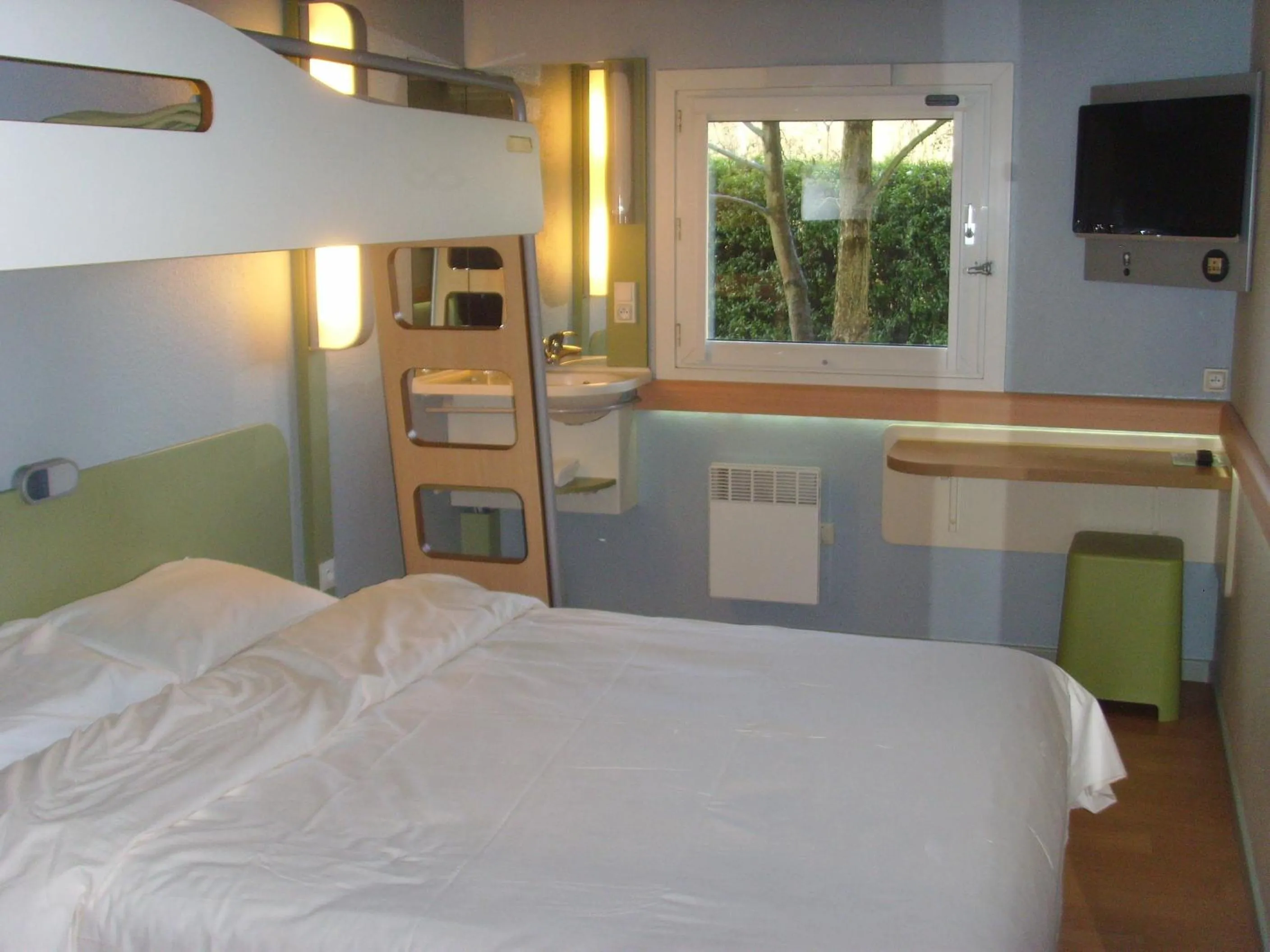 Bedroom, Bed in ibis budget L'Isle Adam