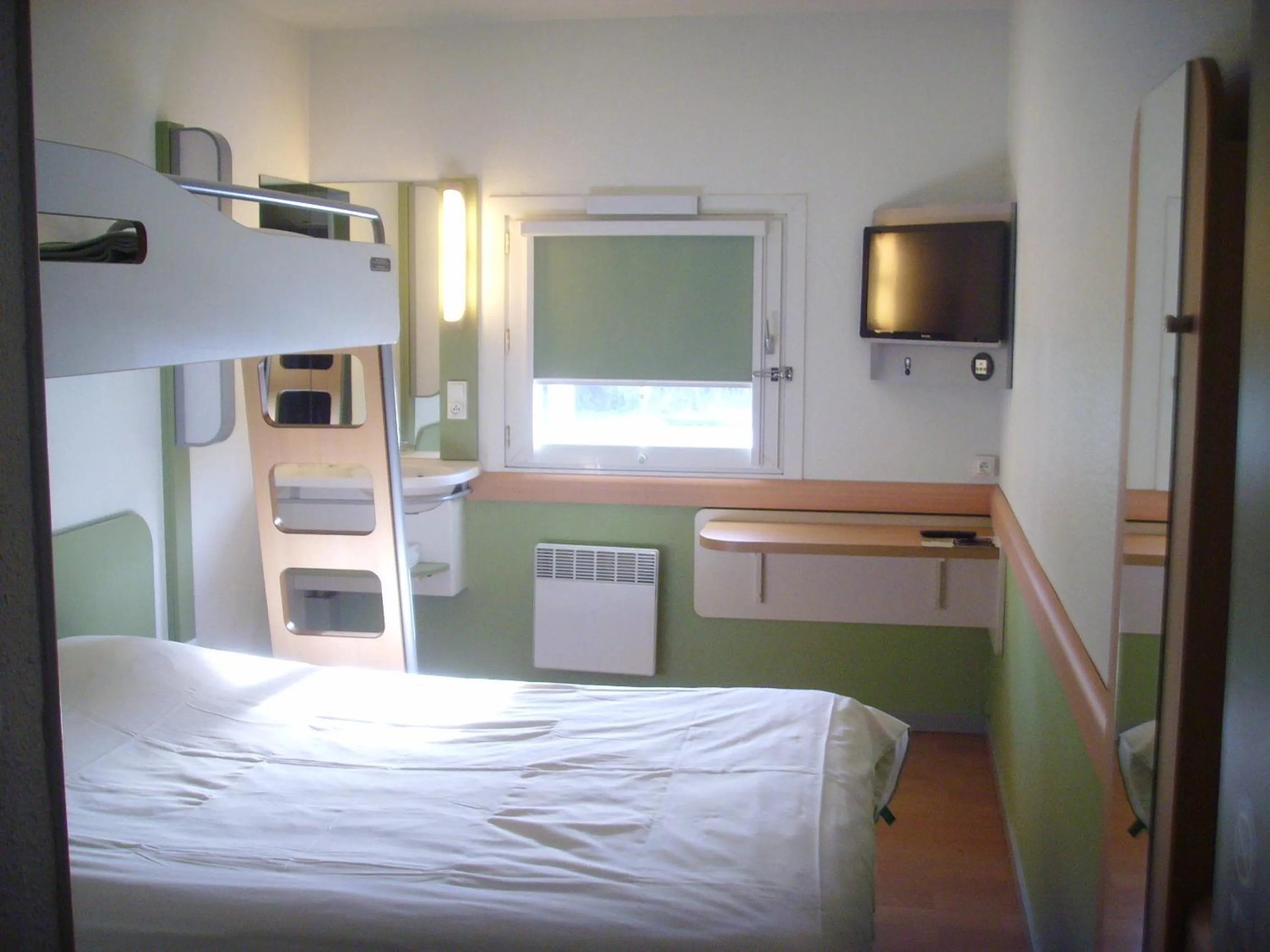 Bedroom, Bed in ibis budget L'Isle Adam