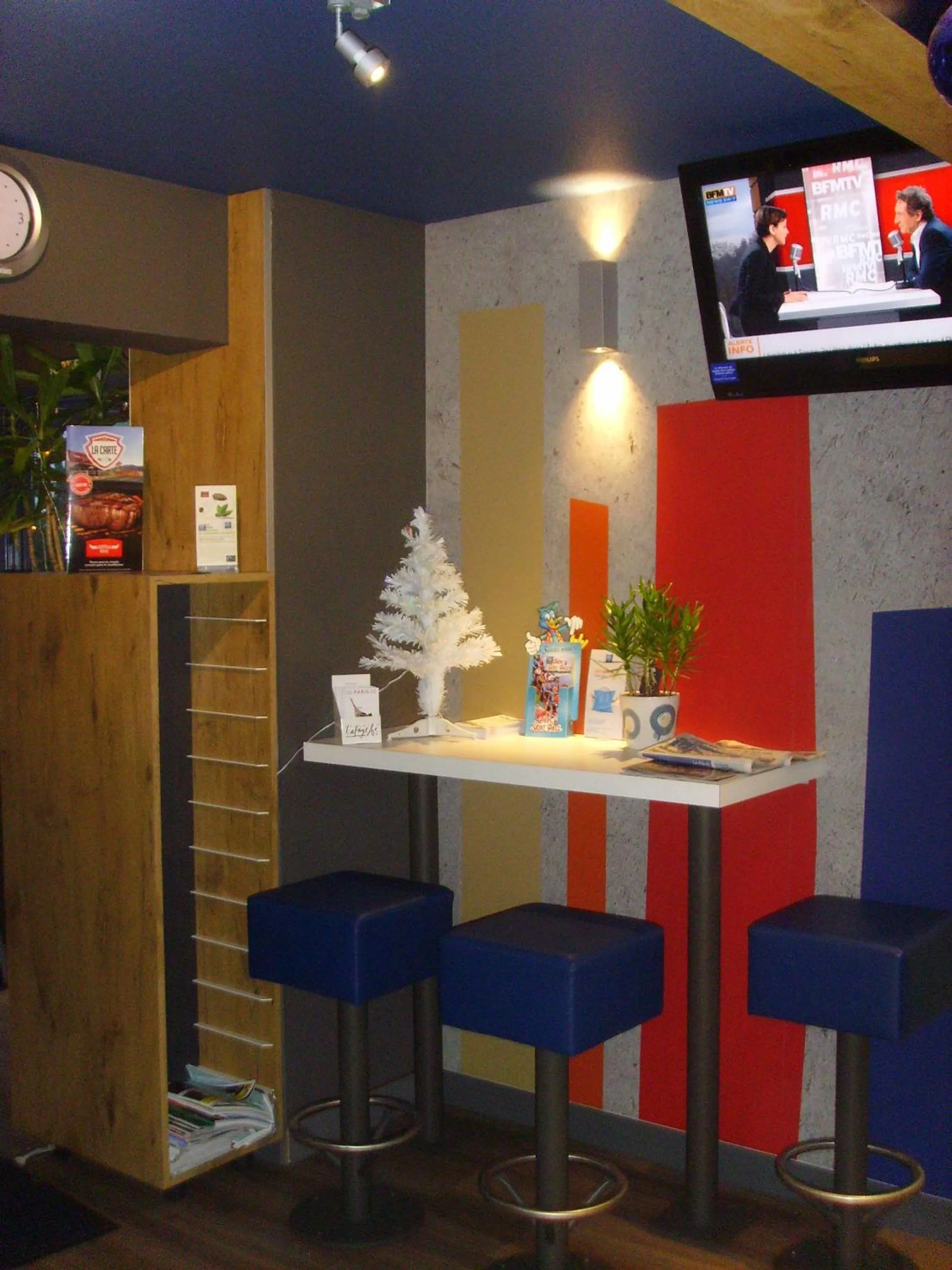 Lounge or bar in ibis budget L'Isle Adam