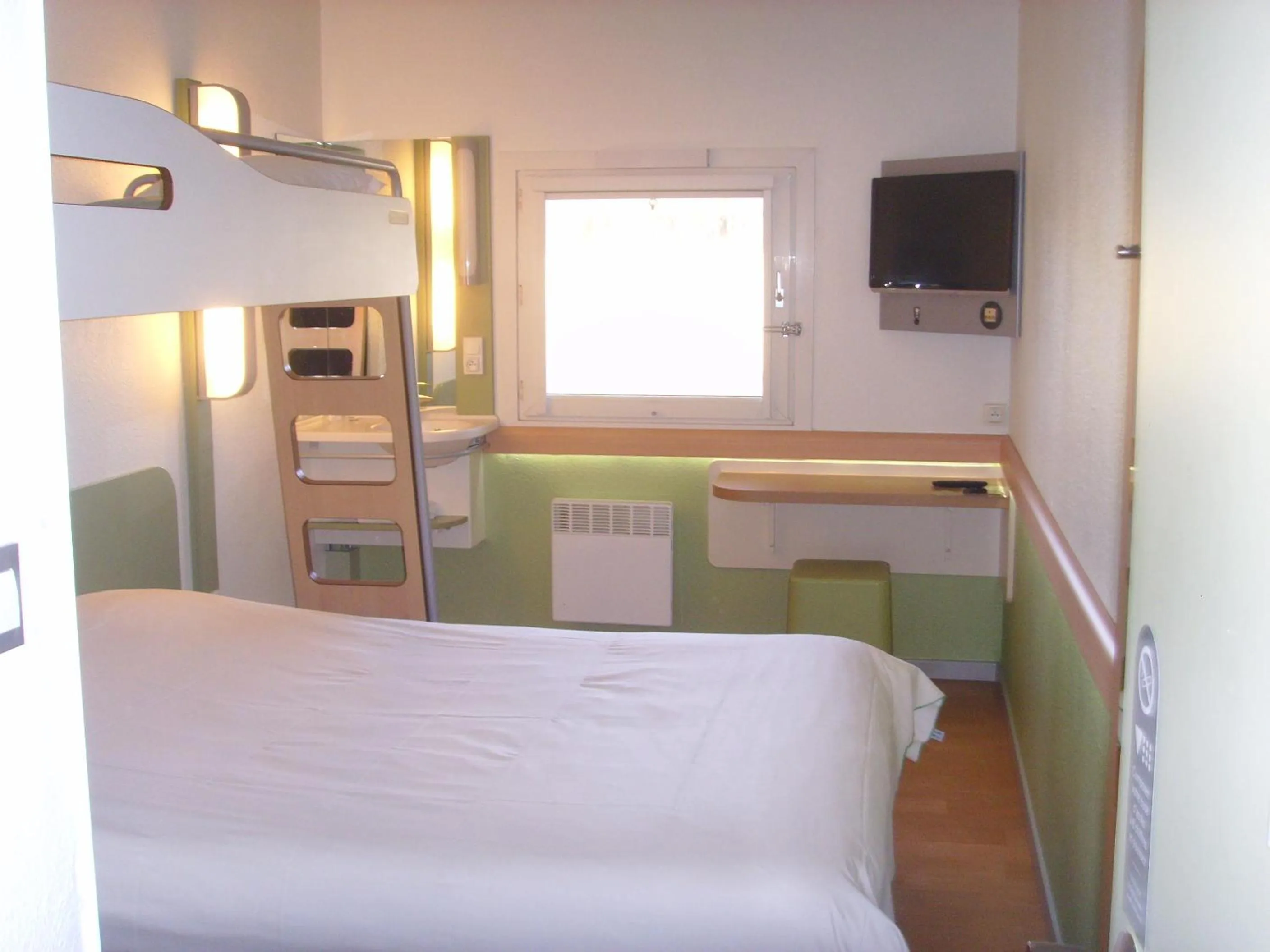 Photo of the whole room, Bed in ibis budget L'Isle Adam