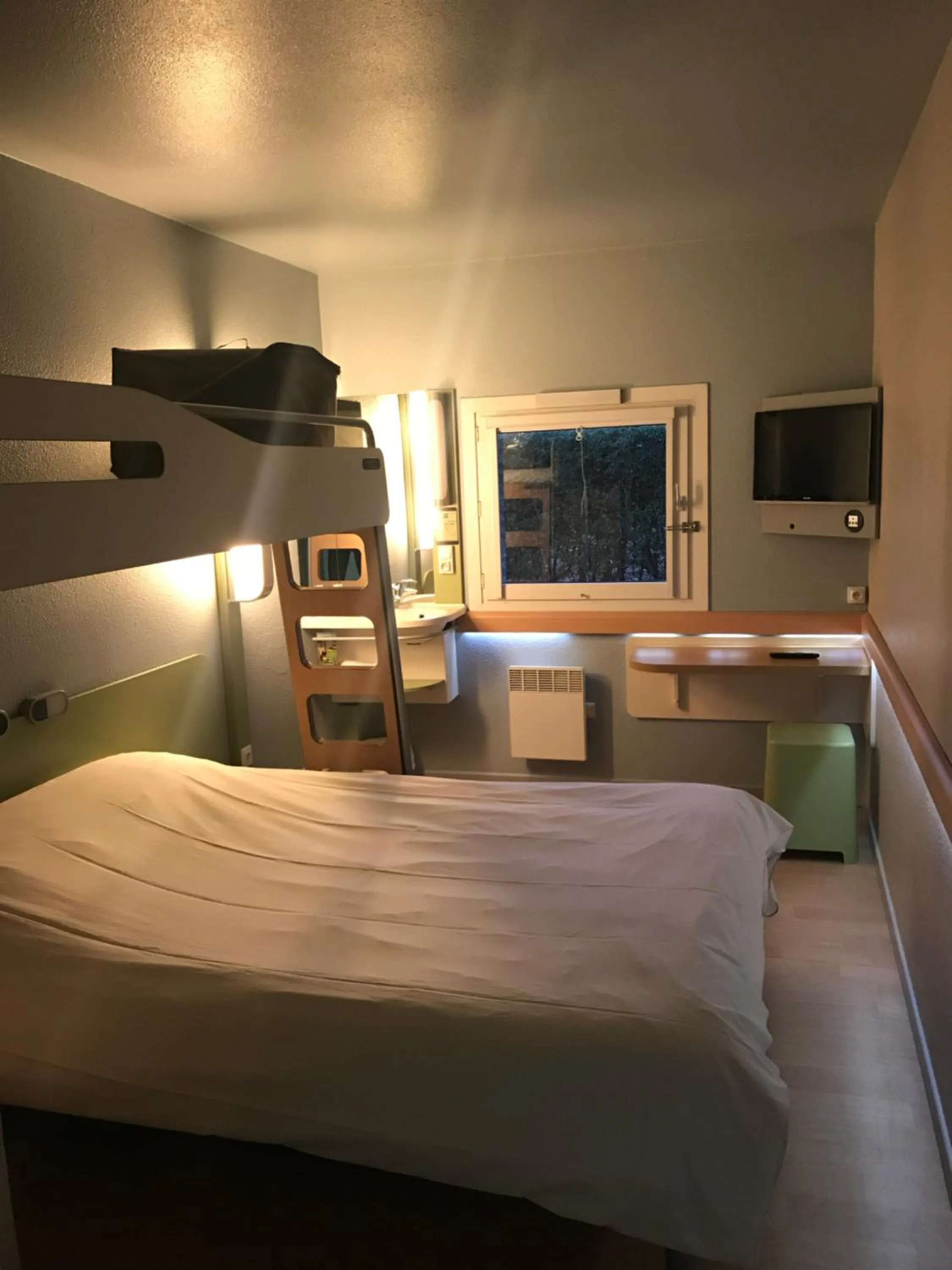 Photo of the whole room, Bed in ibis budget L'Isle Adam