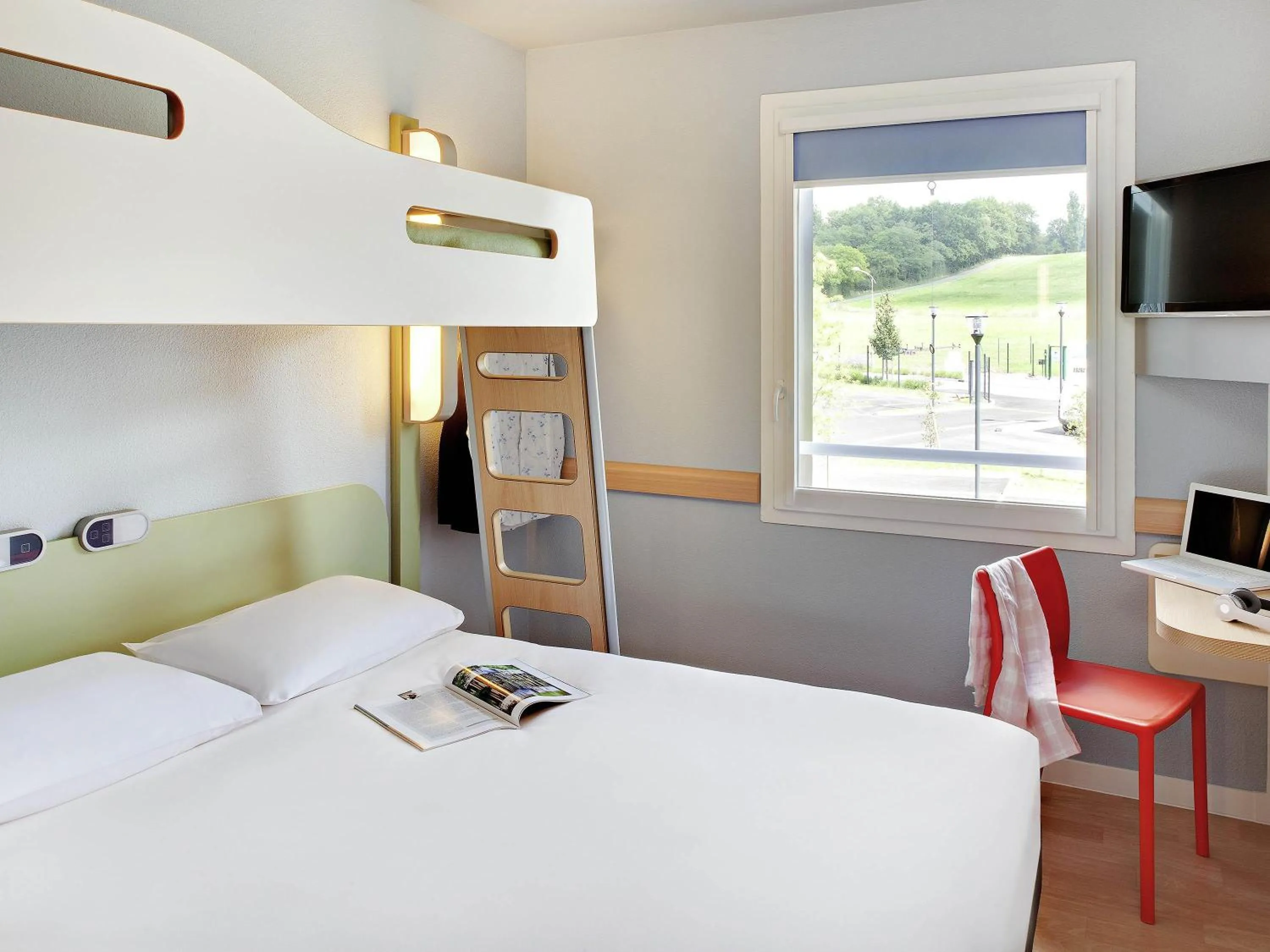 Bedroom, Bed in ibis budget Saint Pourcain
