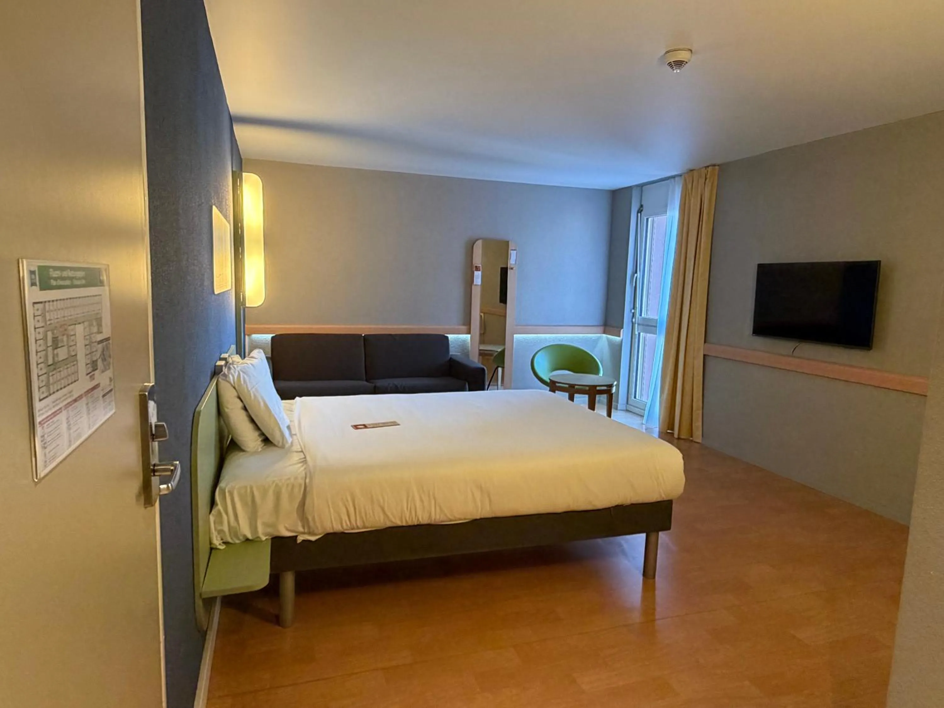 Bedroom, Bed in ibis budget Zurich Airport