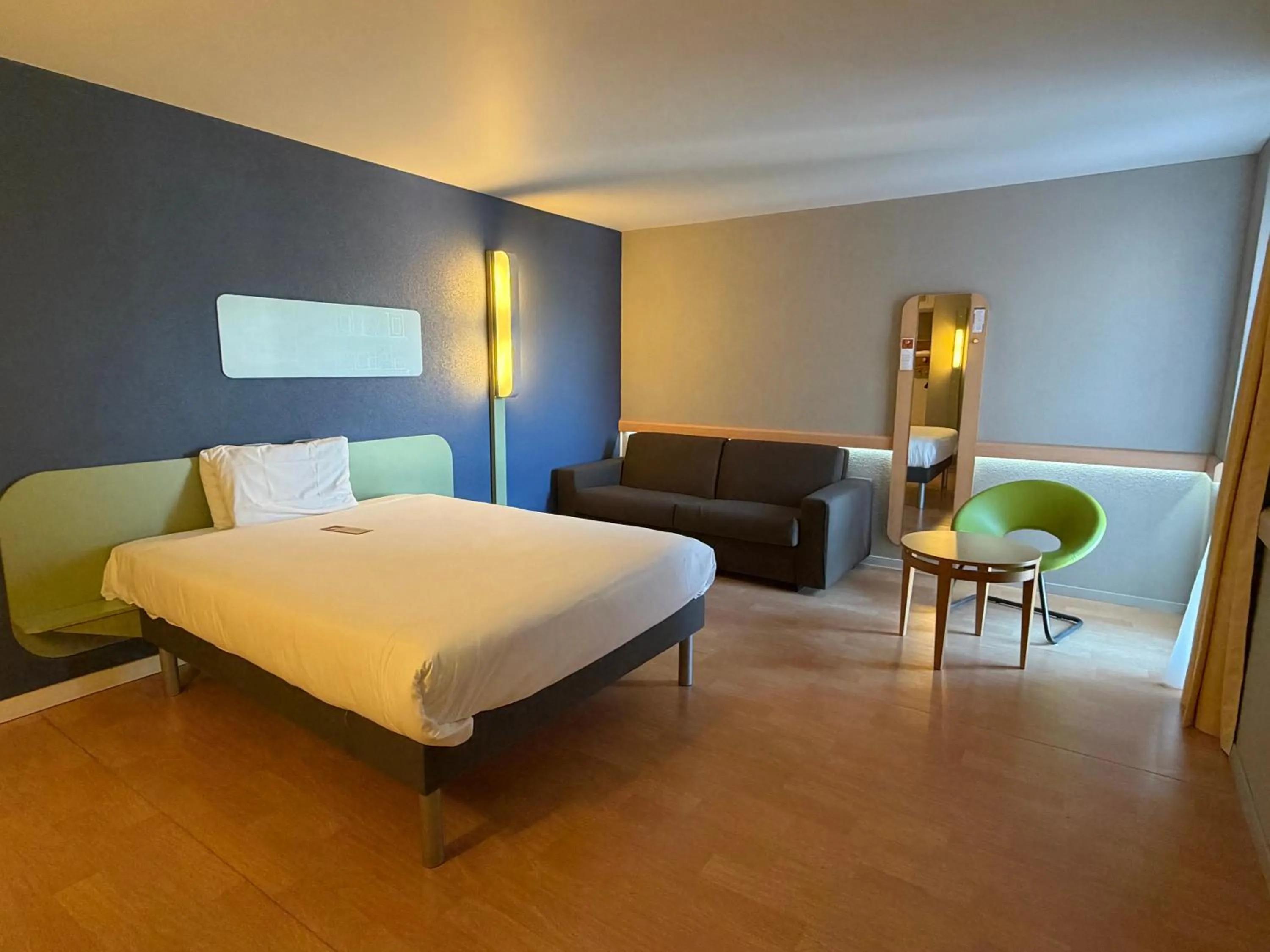 Photo of the whole room, Bed in ibis budget Zurich Airport