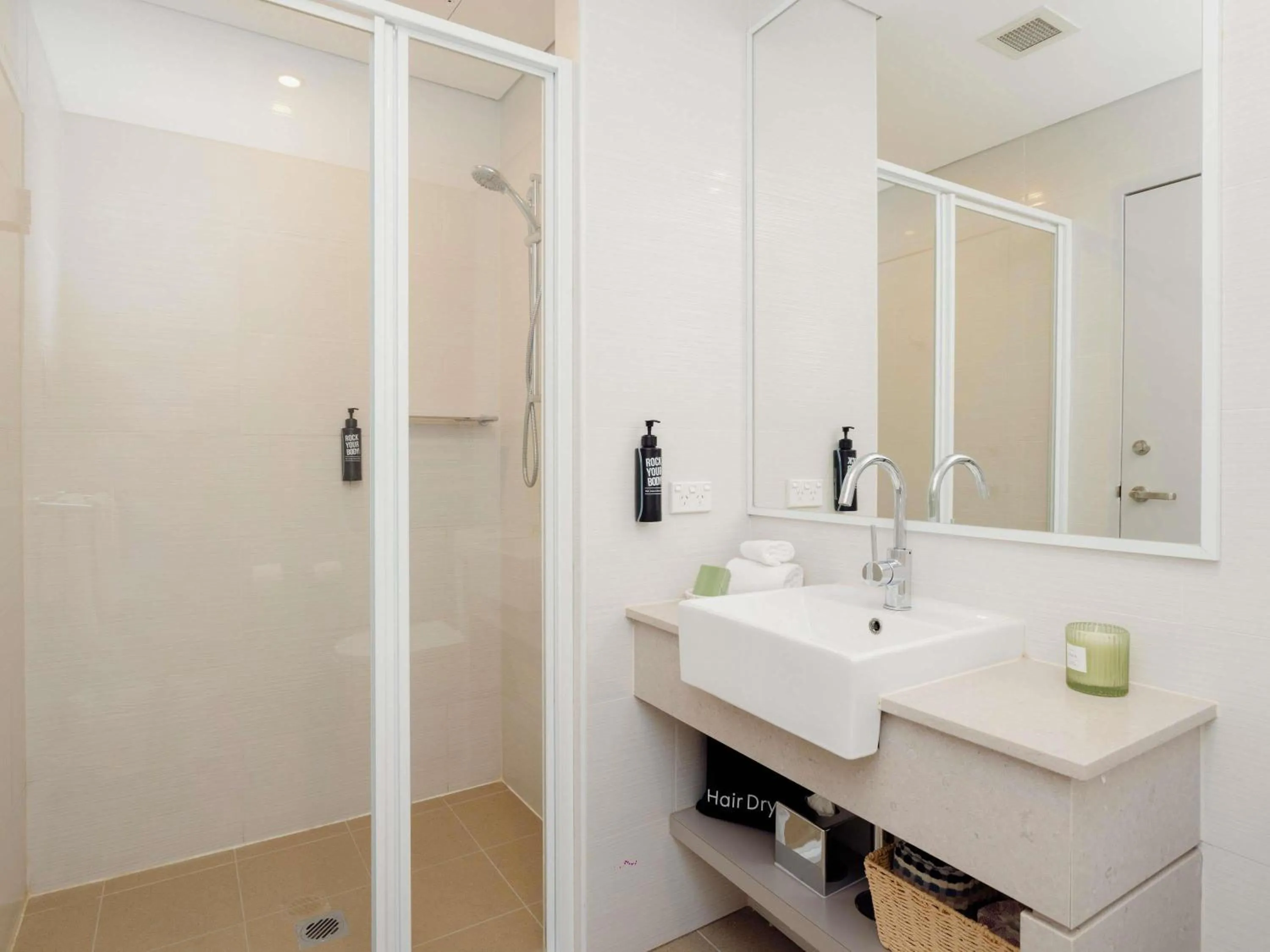 Bedroom in Ibis Styles The Entrance