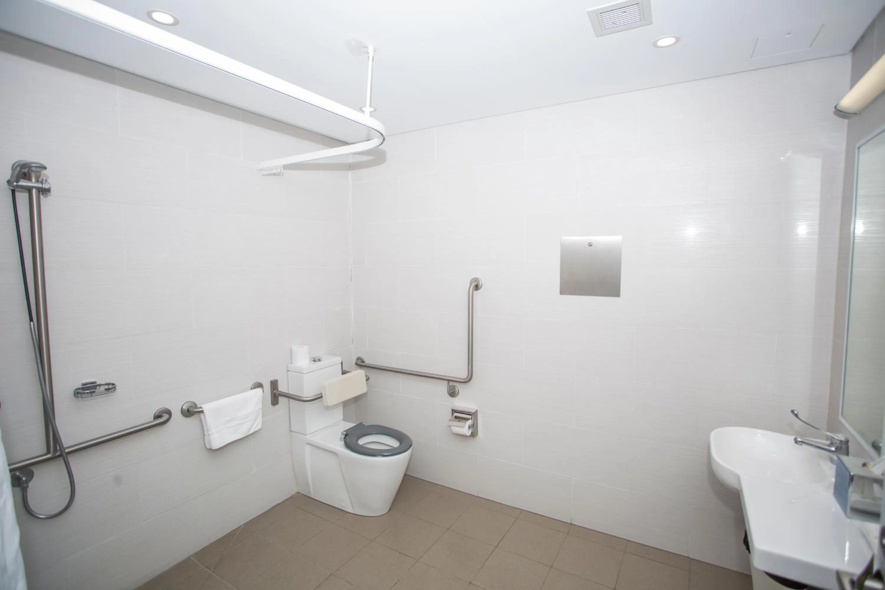 Bathroom in Ibis Styles The Entrance