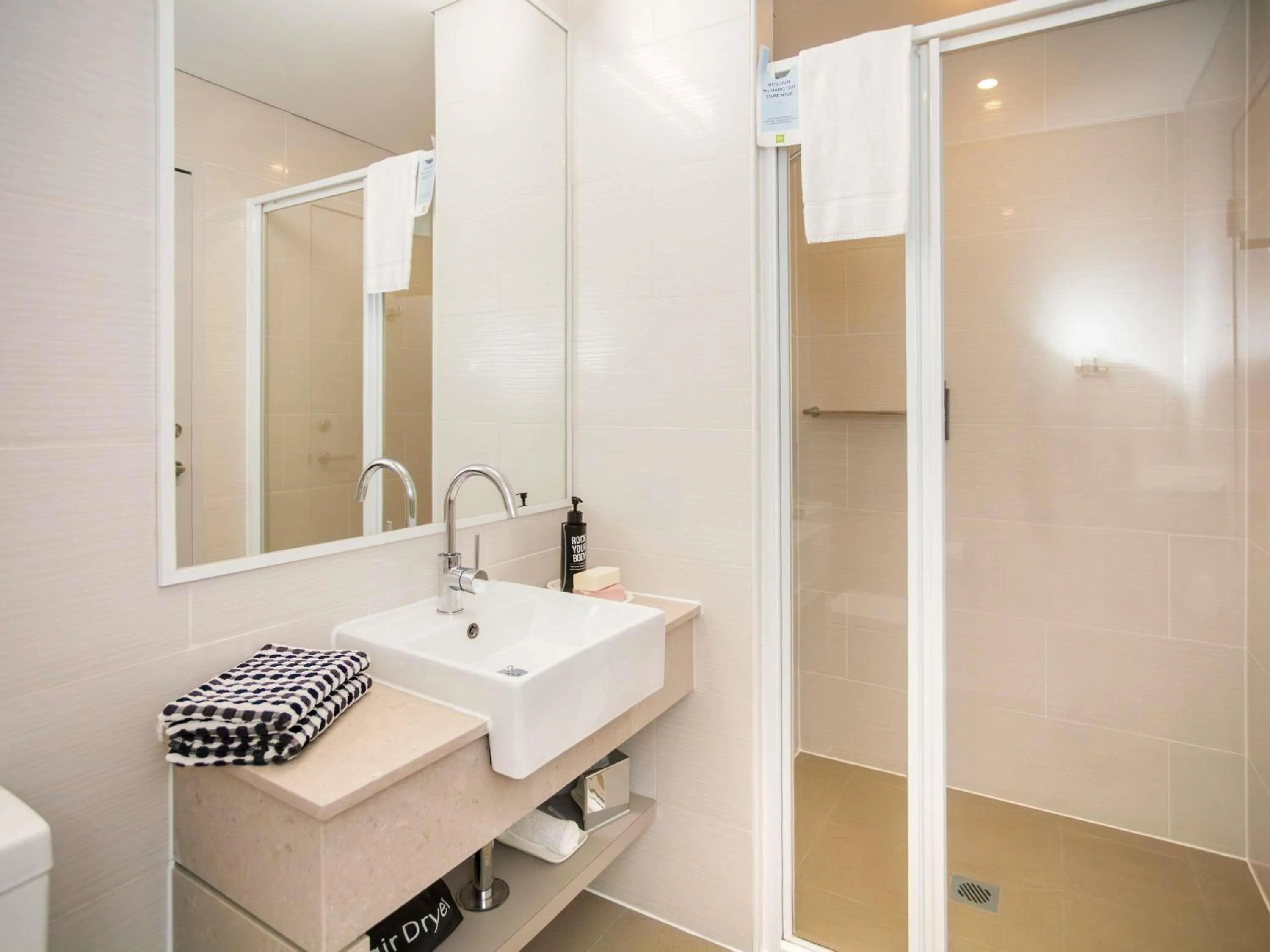 Bedroom in Ibis Styles The Entrance