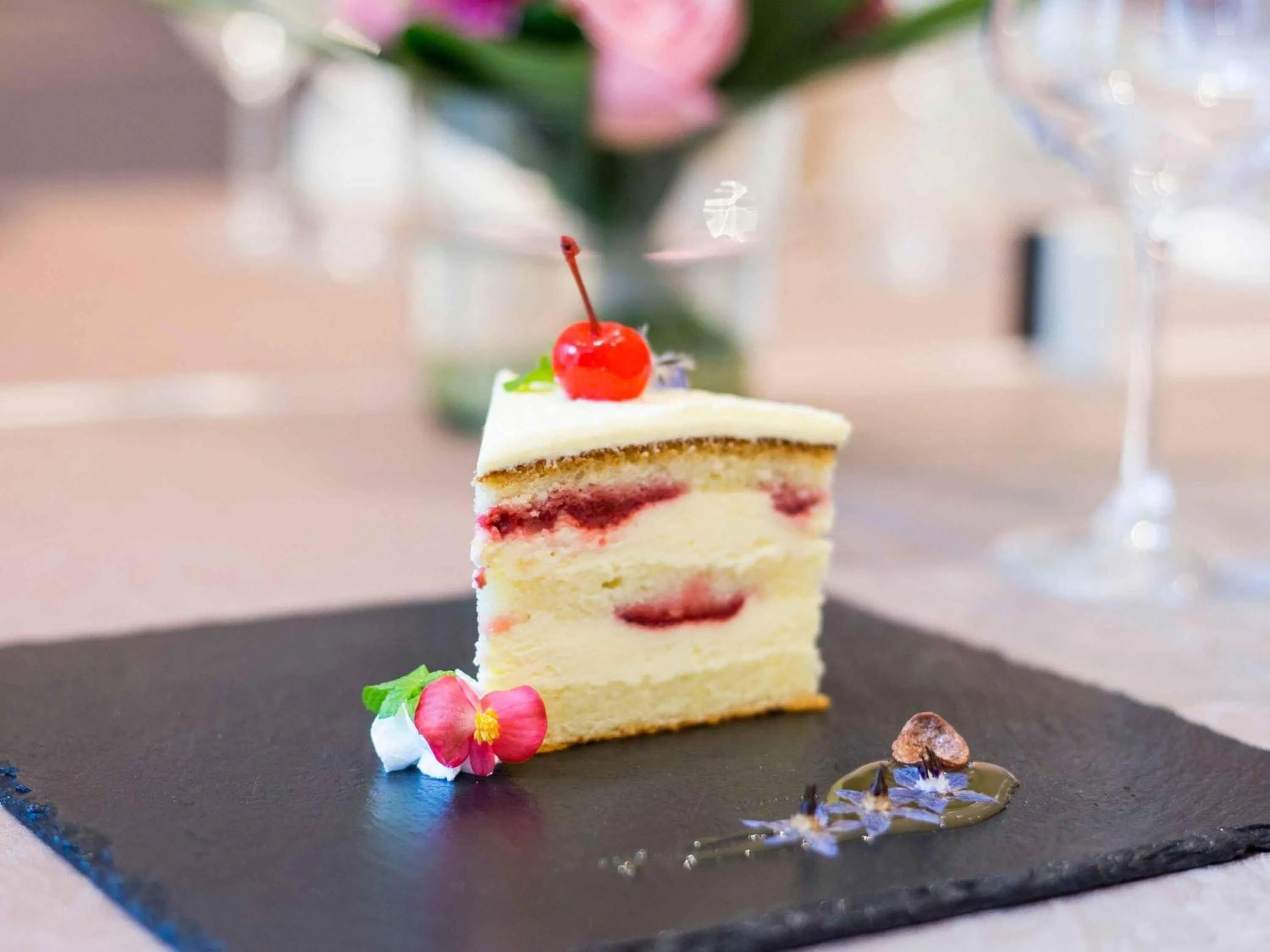 Lounge or bar in Mercure Bucharest City Center