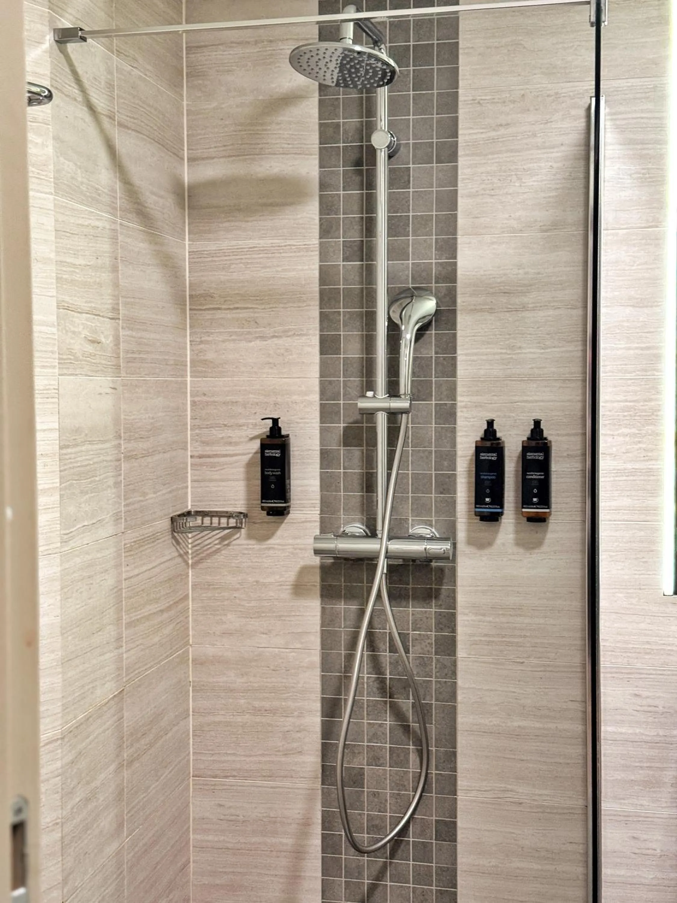 Shower in Mercure Bucharest City Center