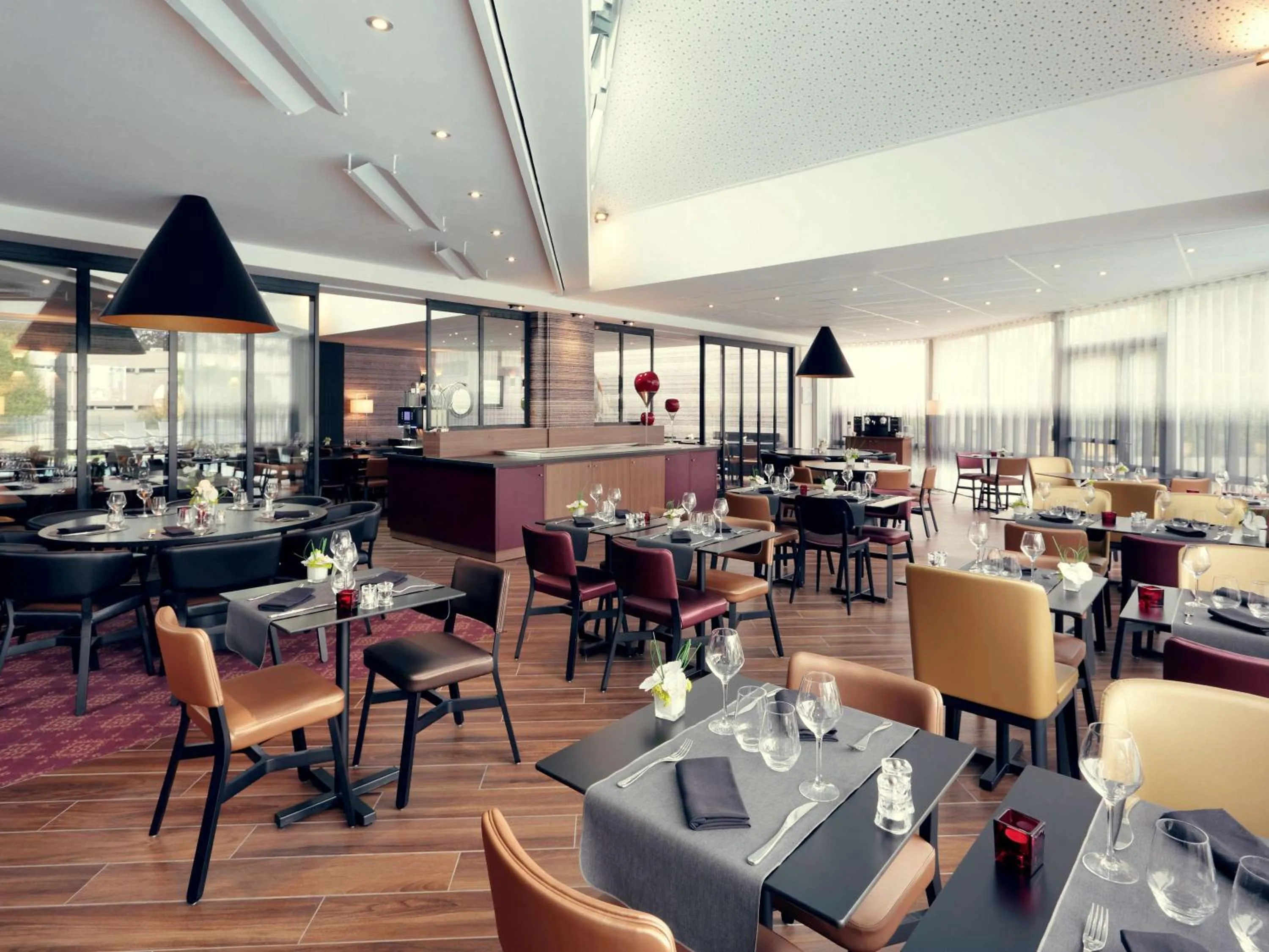 Restaurant/places to eat in Mercure Orange Centre A7/A9