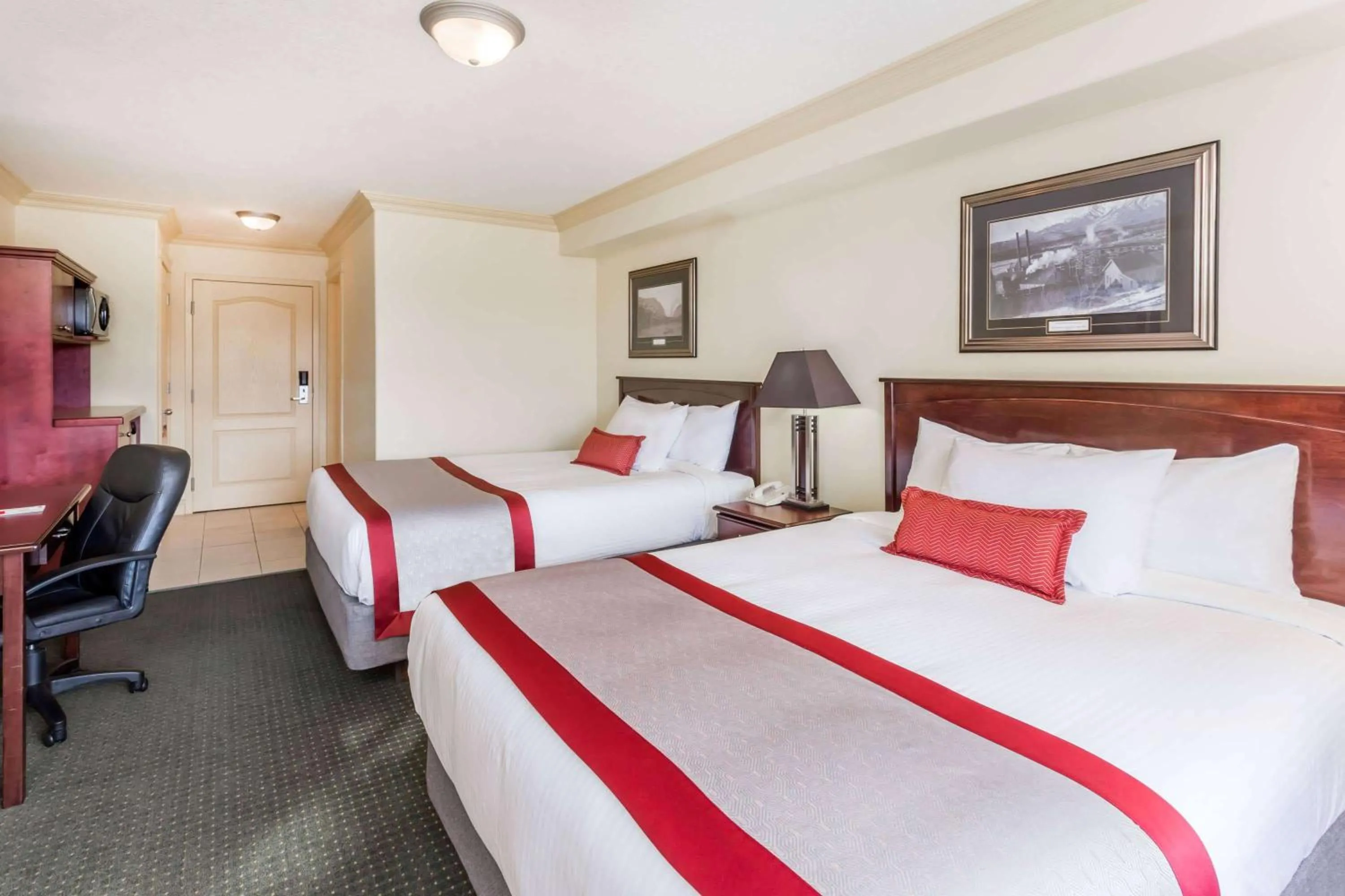 Photo of the whole room, Bed in Ramada by Wyndham Hinton