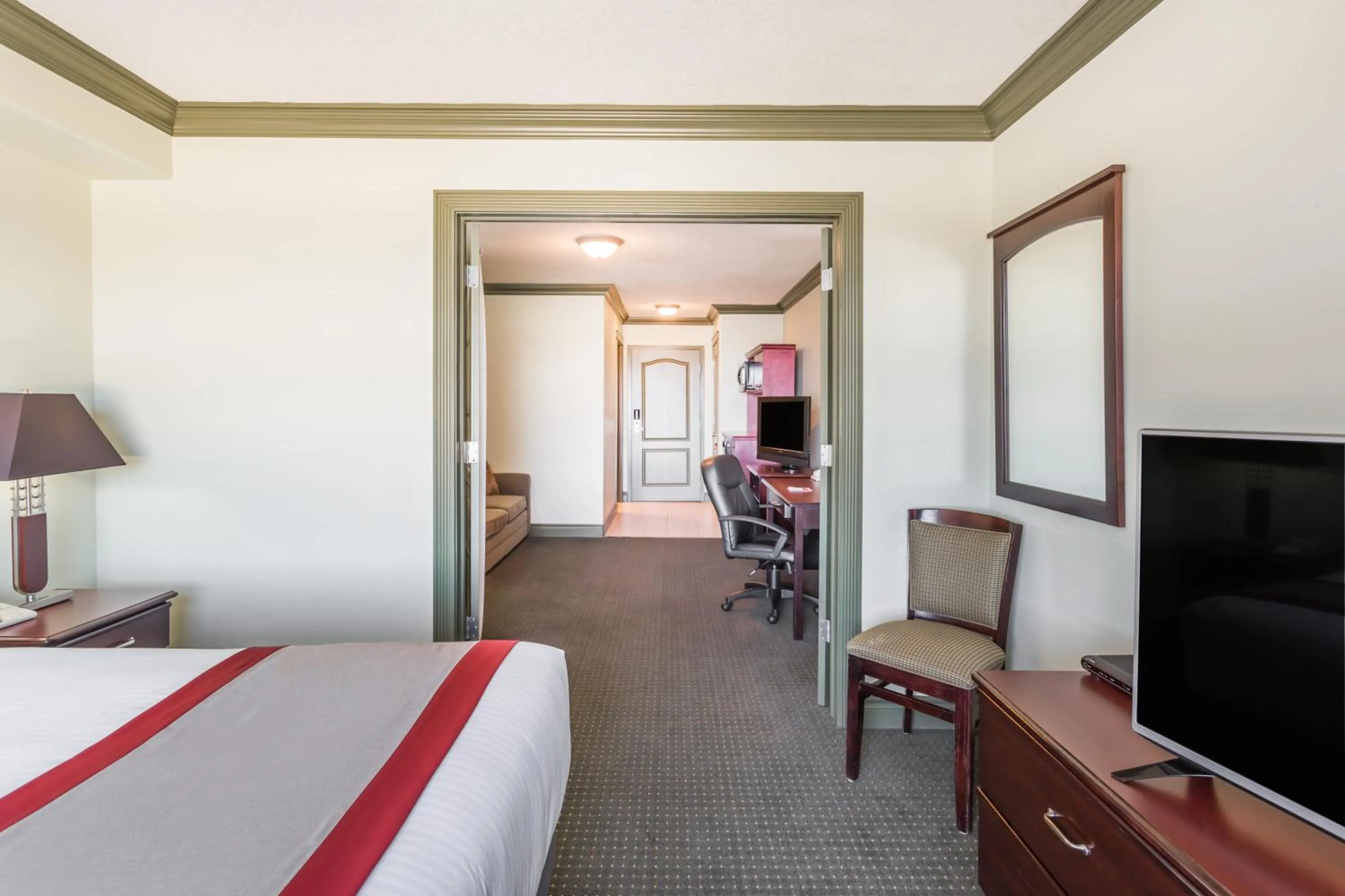 Bedroom, Bed in Ramada by Wyndham Hinton