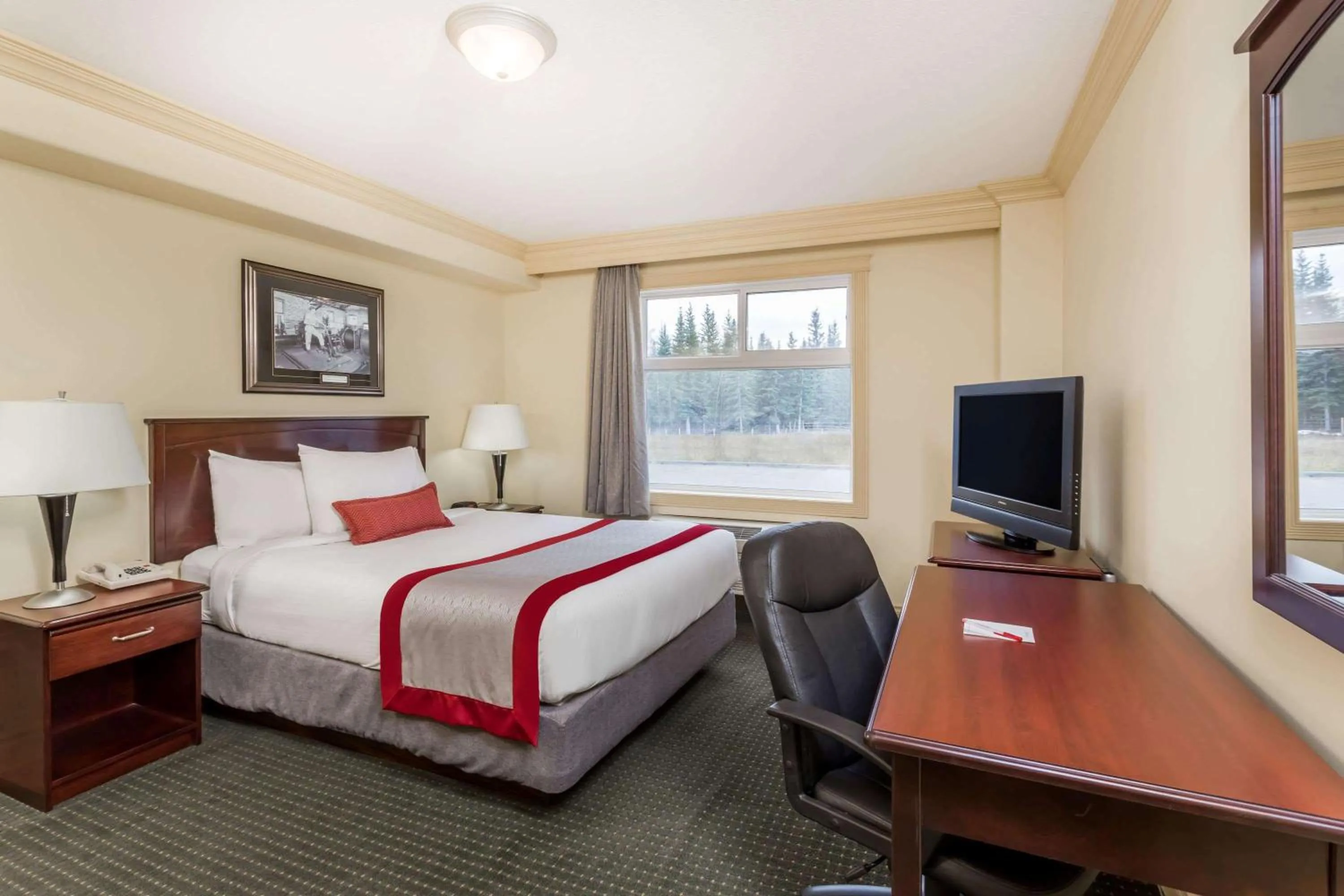 Photo of the whole room, Bed in Ramada by Wyndham Hinton