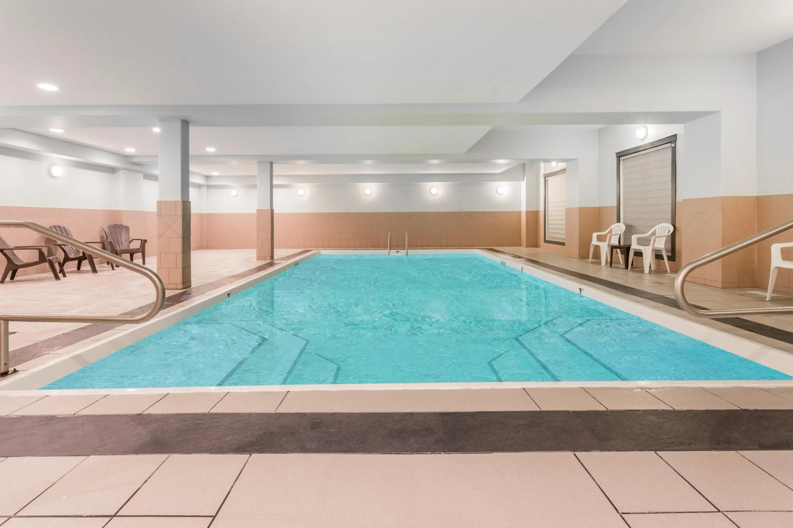 Swimming pool in Ramada by Wyndham Hinton
