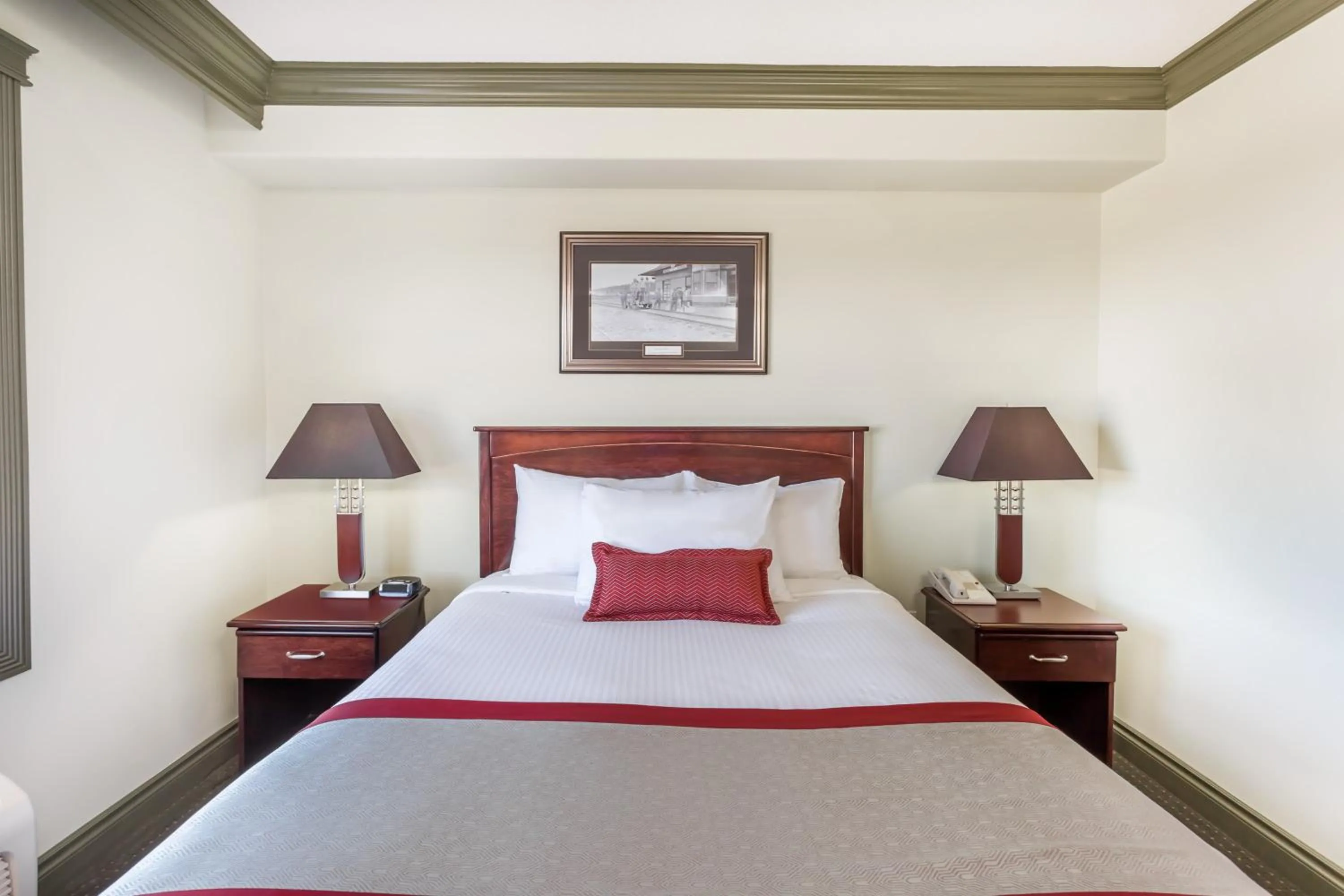 Bedroom, Bed in Ramada by Wyndham Hinton