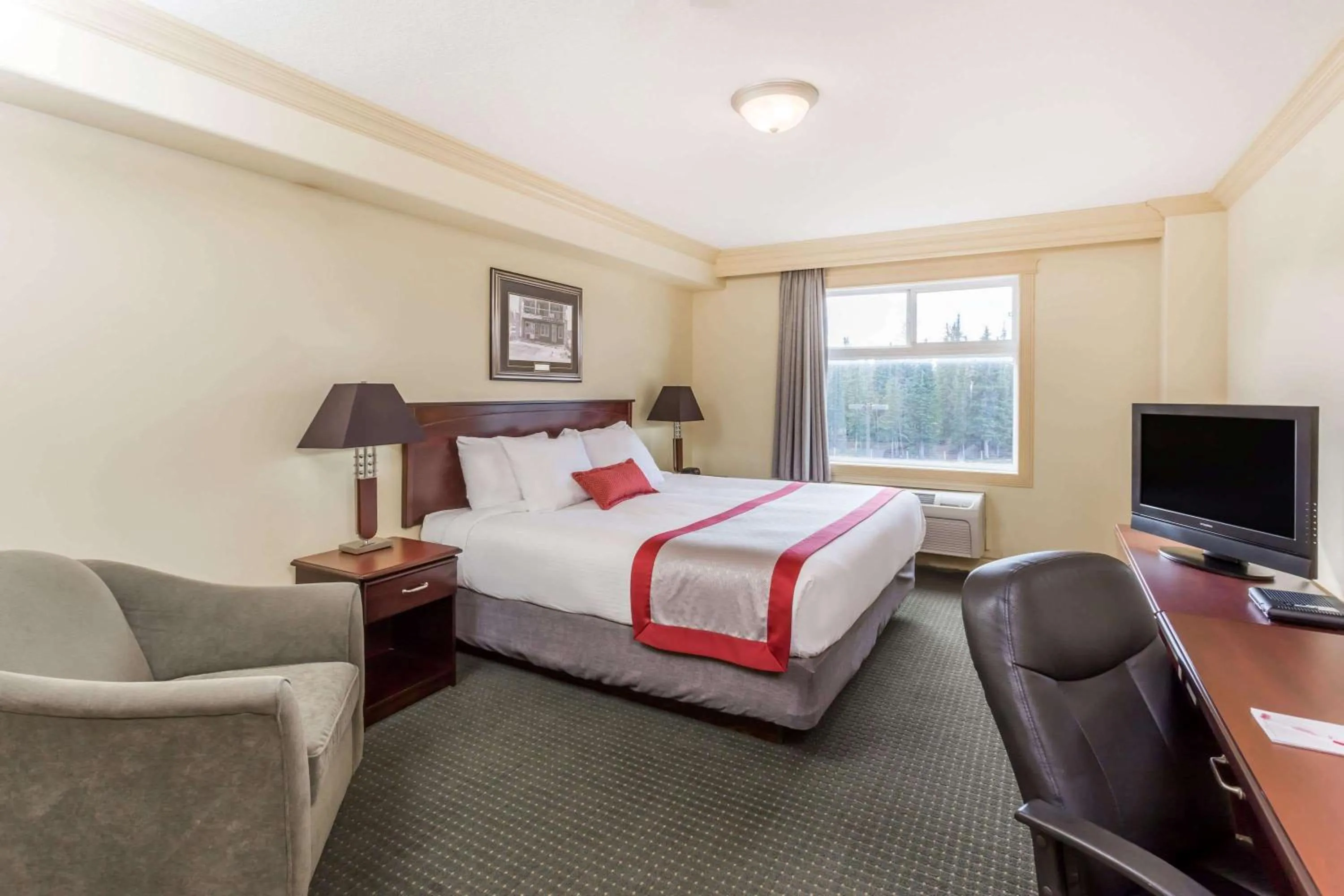Photo of the whole room, Bed in Ramada by Wyndham Hinton